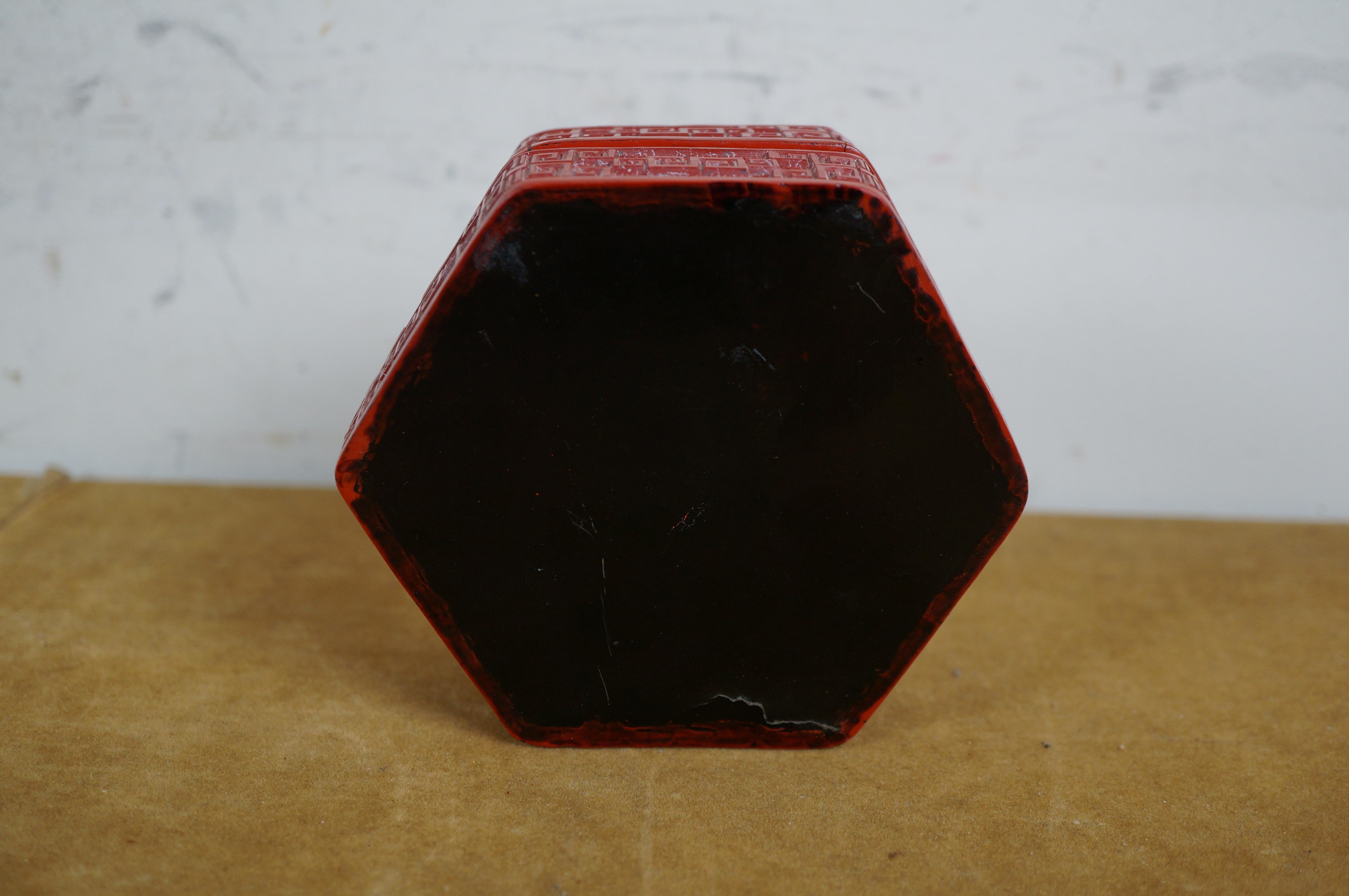 Caja de baratijas hexagonal lacada en cinabrio con Chinoiserie china Laca en venta