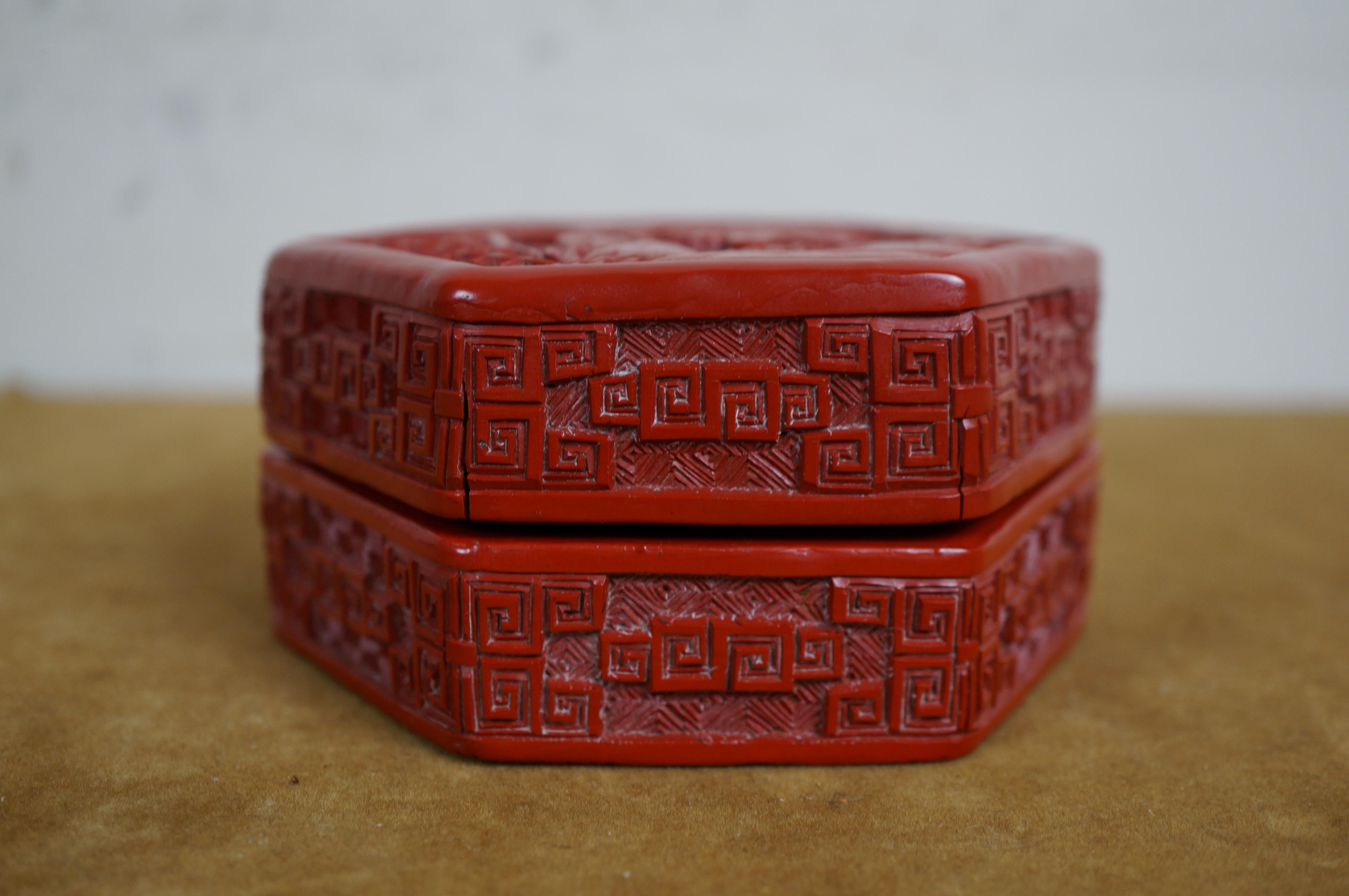 Caja de baratijas hexagonal lacada en cinabrio con Chinoiserie china en venta 1