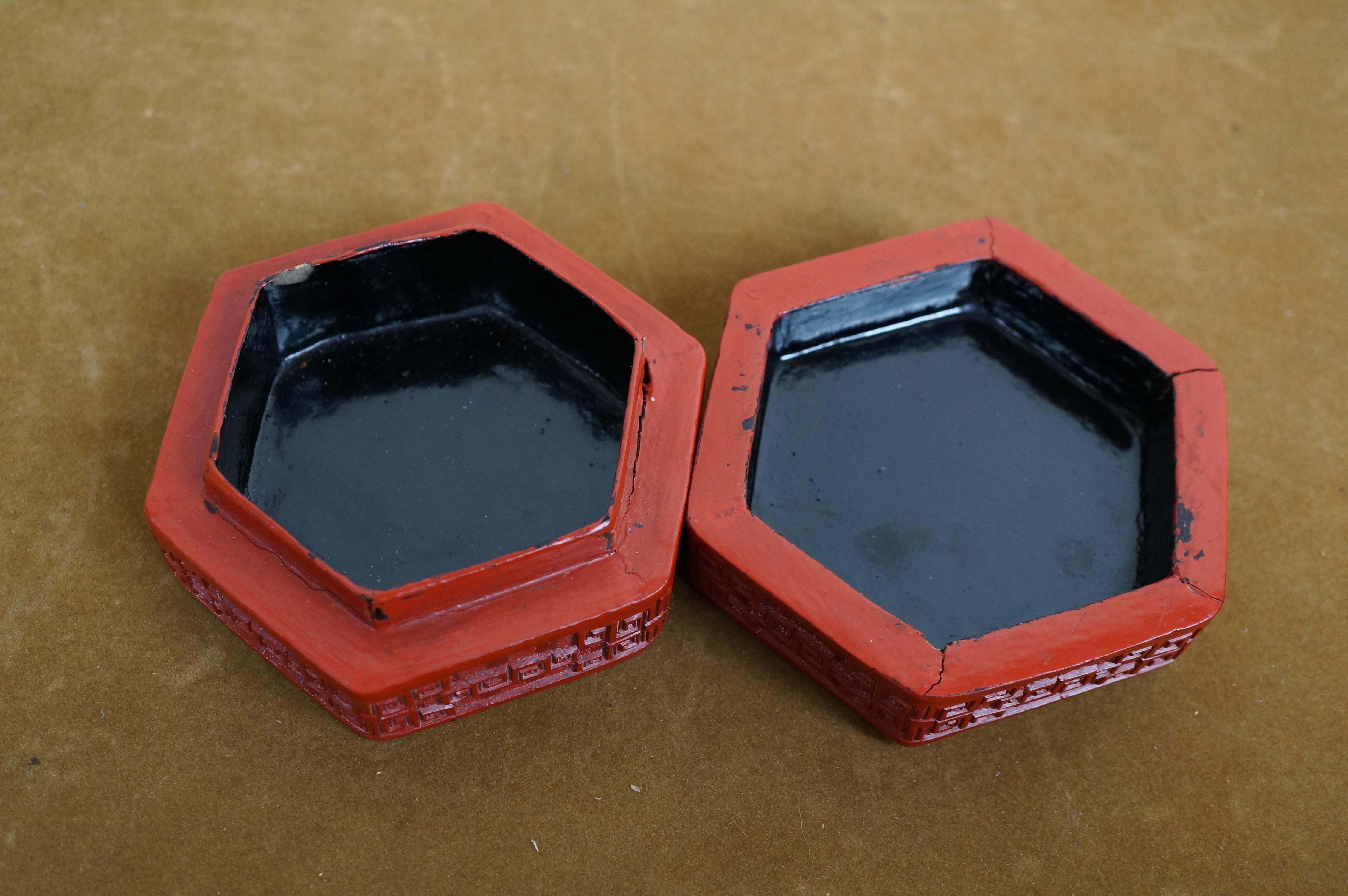 Caja de baratijas hexagonal lacada en cinabrio con Chinoiserie china en venta 2