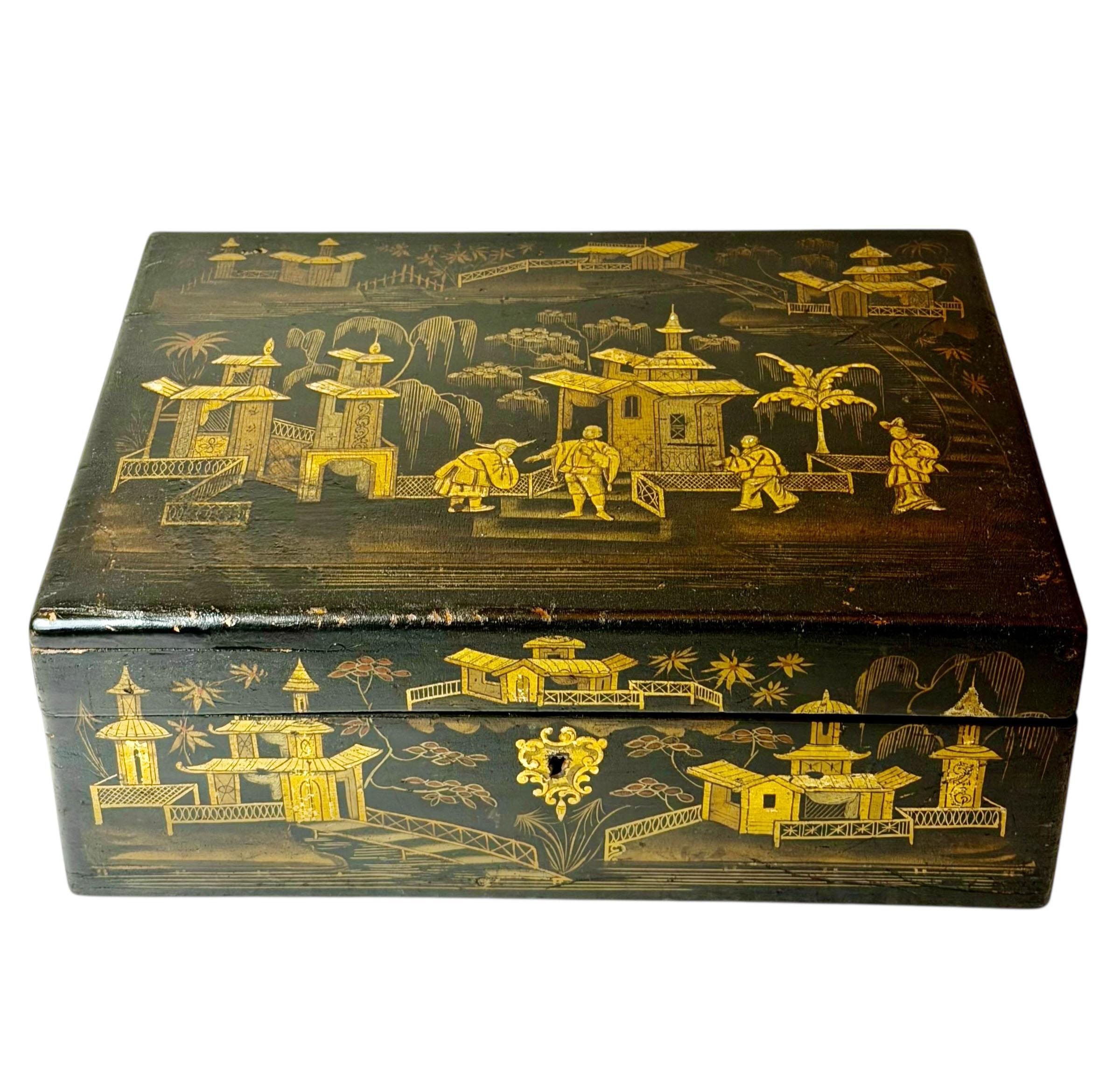 Eine wunderschön gearbeitete chinesische Chinoiserie-Schatulle mit Hochrelief-Dekor und großzügigem Format. Das skurrile Außendesign zeigt aufwändige Details, während das Innere mit reicher roter Seide ausgekleidet ist und einen luxuriösen Touch