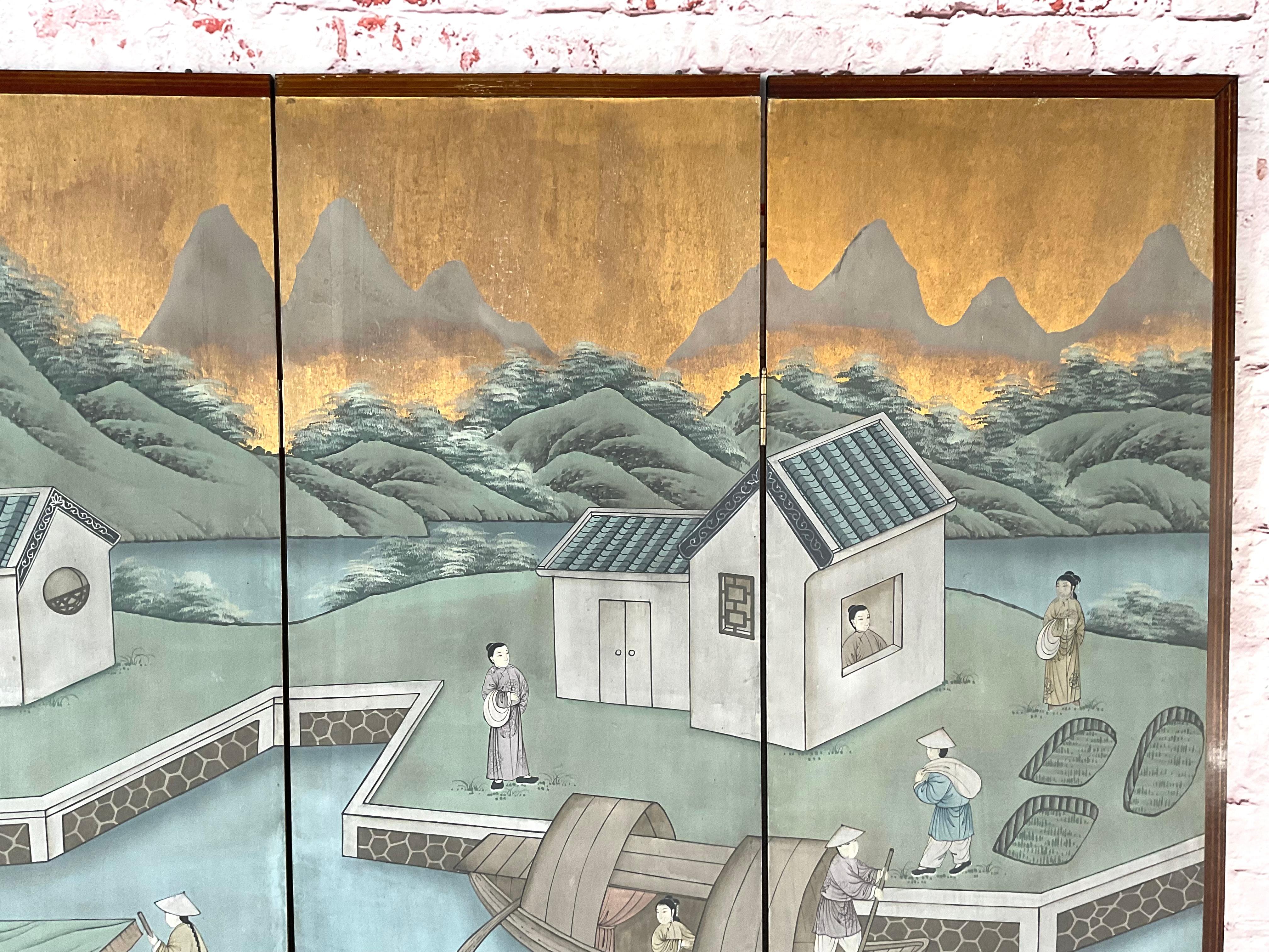 Paravento a quattro pannelli Chinoiserie dei primi del Novecento. Il paravento è dipinto a mano su carta e presenta una scena panoramica continua. Il paravento è dipinto con morbidi verdi celadon, blu, grigi e toni della terra. Il paesaggio ritrae