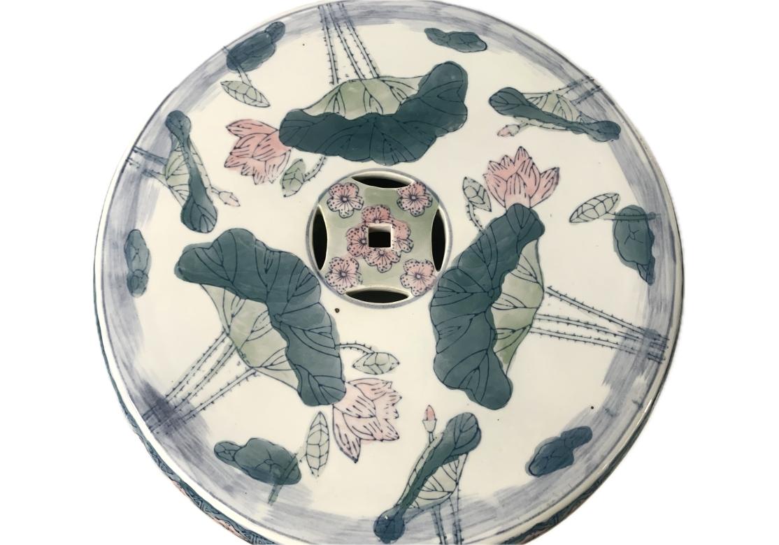 Chinesischer Chinoiserie-Gartensitz aus durchbrochenem Porzellan mit Lotus- und Kranichenmotiv (Qing-Dynastie) im Angebot