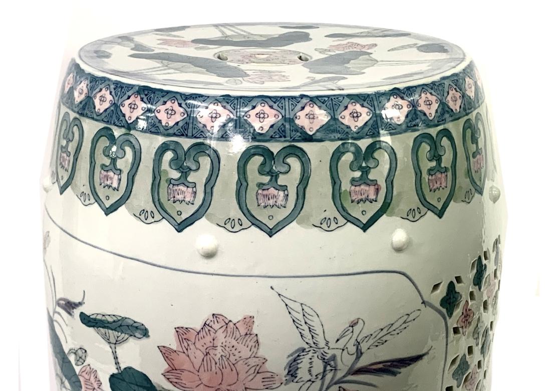 Chinesischer Chinoiserie-Gartensitz aus durchbrochenem Porzellan mit Lotus- und Kranichenmotiv (Handbemalt) im Angebot