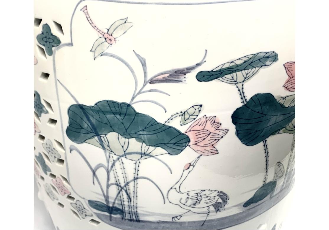 Chinesischer Chinoiserie-Gartensitz aus durchbrochenem Porzellan mit Lotus- und Kranichenmotiv (20. Jahrhundert) im Angebot
