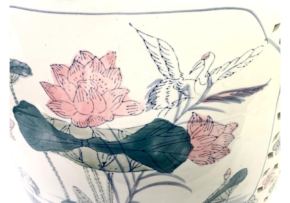 Chinesischer Chinoiserie-Gartensitz aus durchbrochenem Porzellan mit Lotus- und Kranichenmotiv im Angebot 1