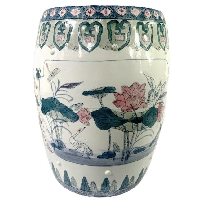 Chinesischer Chinoiserie-Gartensitz aus durchbrochenem Porzellan mit Lotus- und Kranichenmotiv im Angebot