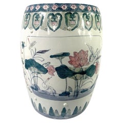 Asiento de jardín de porcelana china chinoiserie perforada con loto y grullas