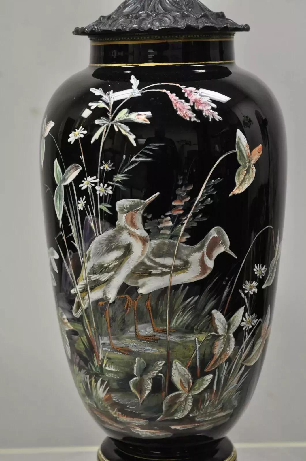 Antica lampada da tavolo cinese Chinoiserie in ceramica nera Jardiniere Bird Painted. L'oggetto presenta una solida base in legno intagliato a fiori, un grande corpo in porcellana/ceramica con scene dipinte a mano di uccelli e piante, un oggetto