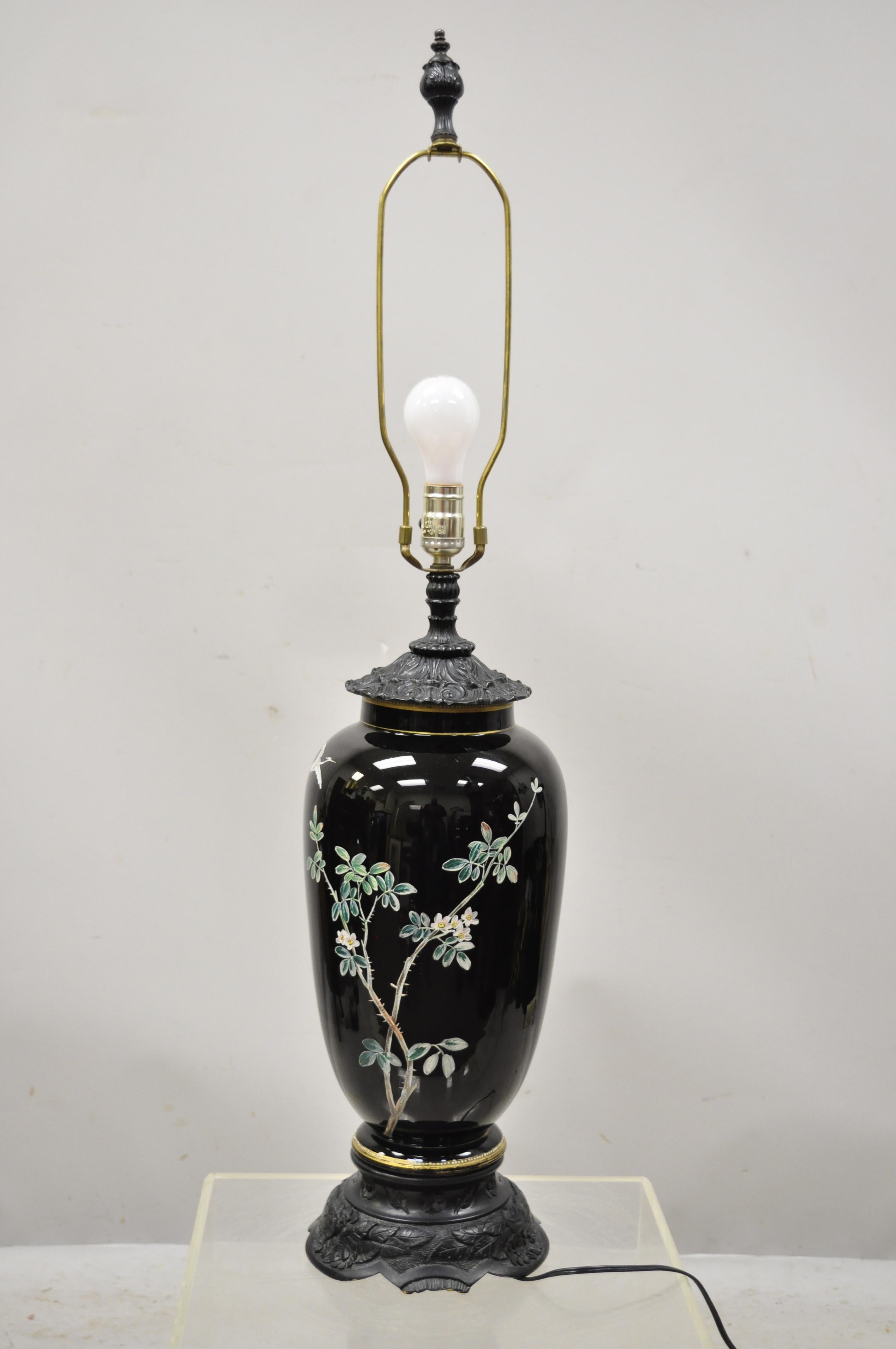 Asiatique Lampe de bureau Jardinire en céramique et porcelaine chinoiseries peinte en forme d'oiseau, style chinoiseries noires en vente