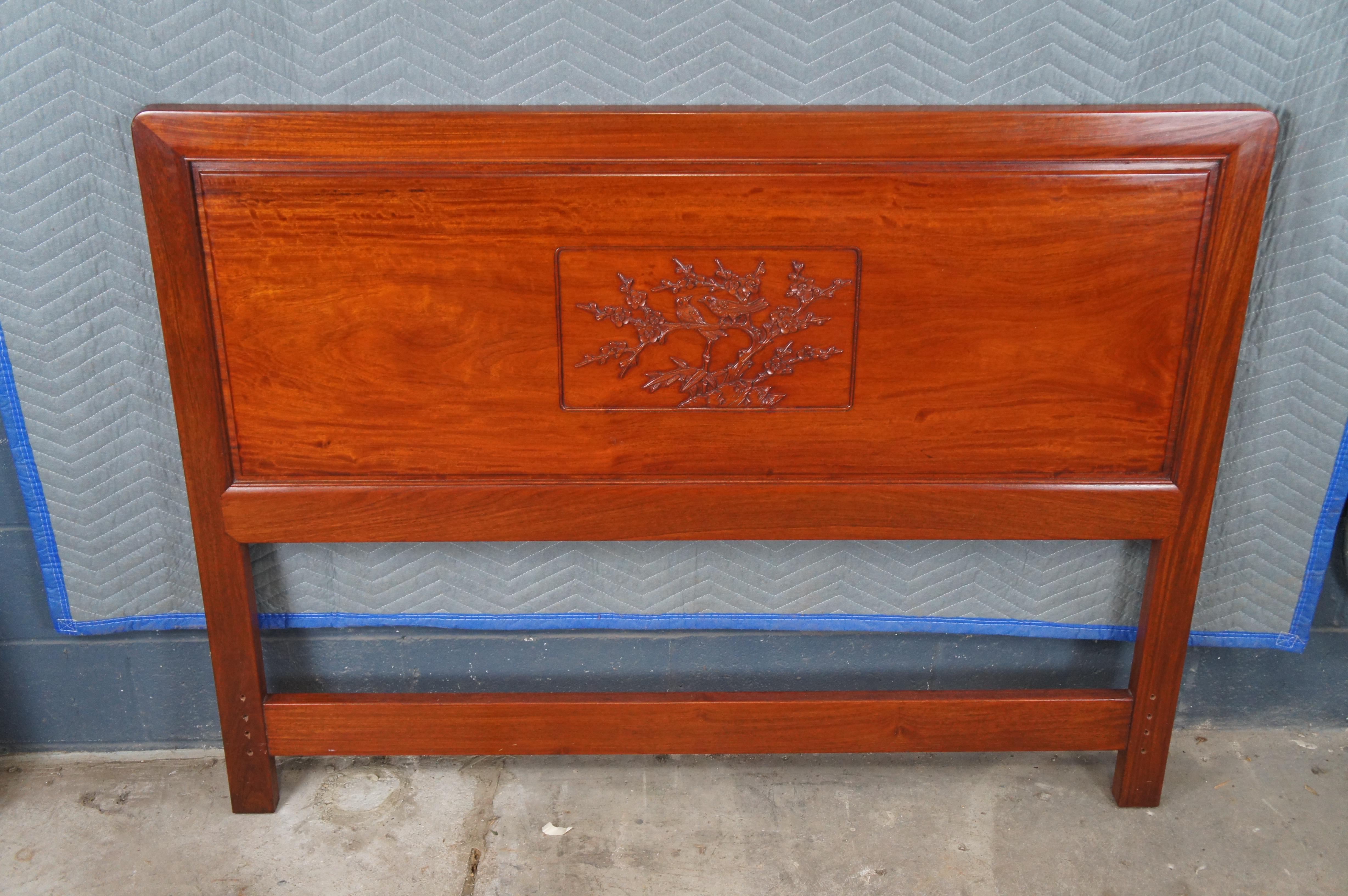 Chinesische Chinoiserie Palisander geschnitzt volle Größe Bett Kopfteil Hong Kong (Geschnitzt) im Angebot