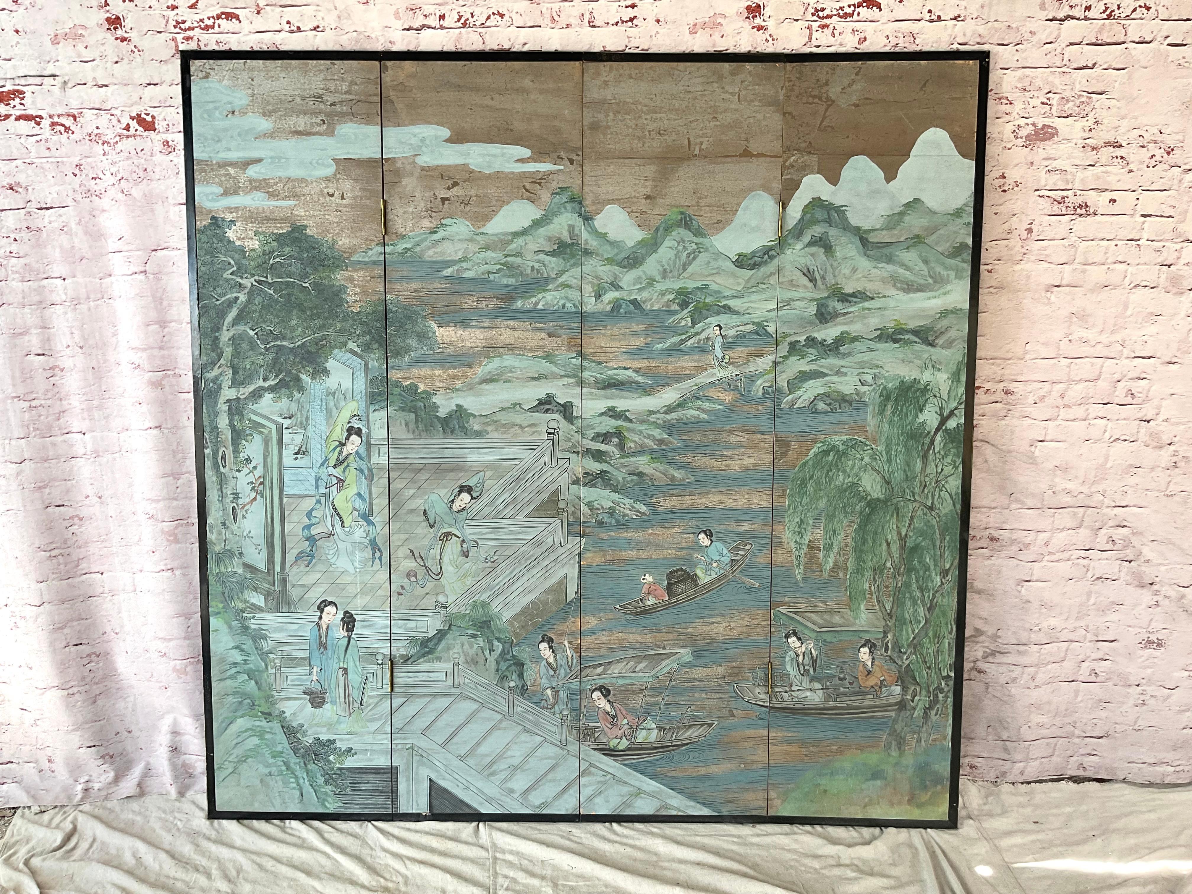 Vier handbemalte chinesische Paravents aus dem frühen 20. Jahrhundert. Das Gemälde zeigt eine heitere Landschaft und eine Szene aus dem höfischen Leben, die in weichen, stimmungsvollen Tönen von Seladongrün, Schieferblau, Rosa und erdigen