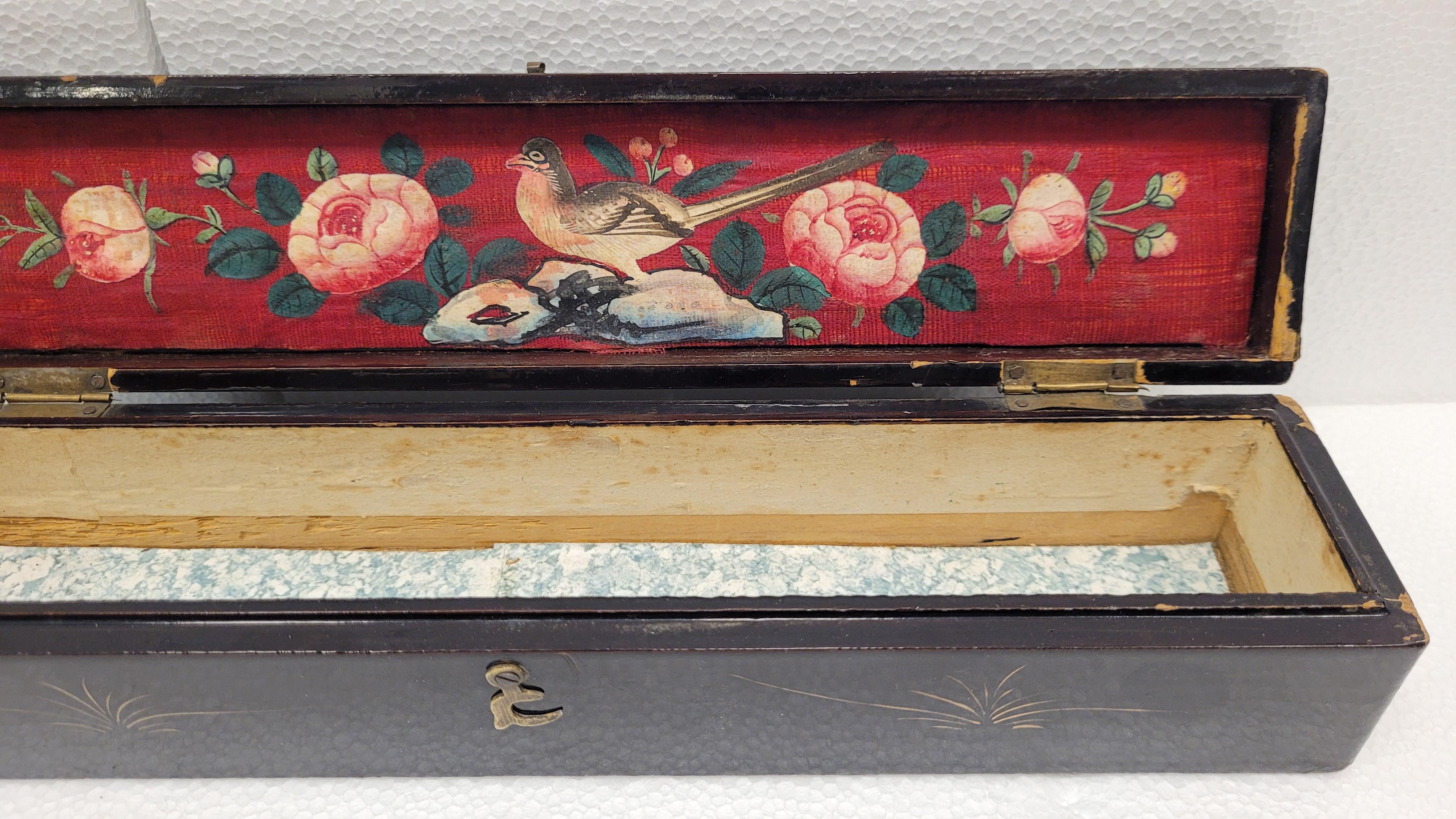 Chinese chinoiseries box in black lacquered wood and silk interior For Sale 5