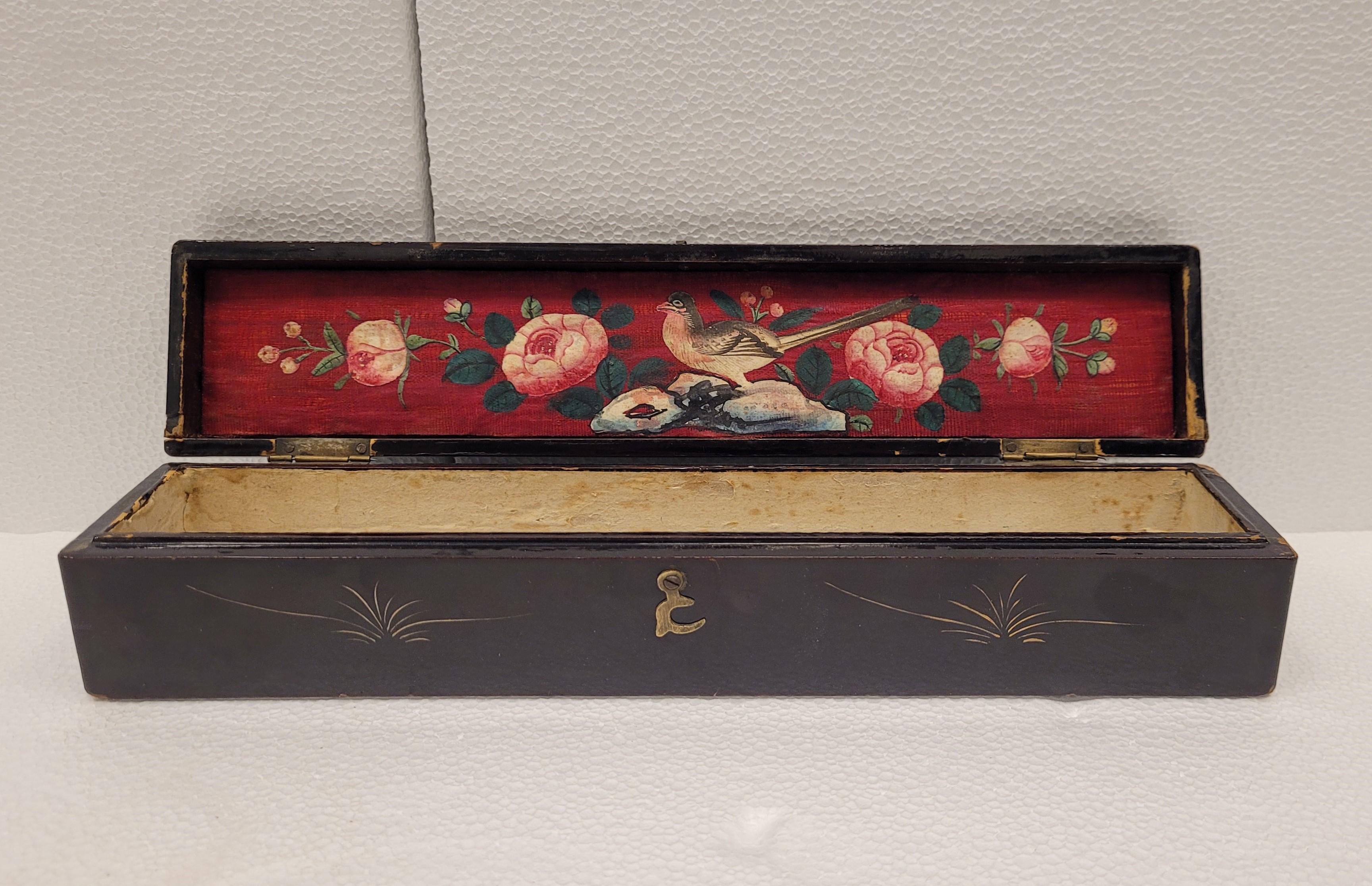 Chinese chinoiseries box in black lacquered wood and silk interior For Sale 13