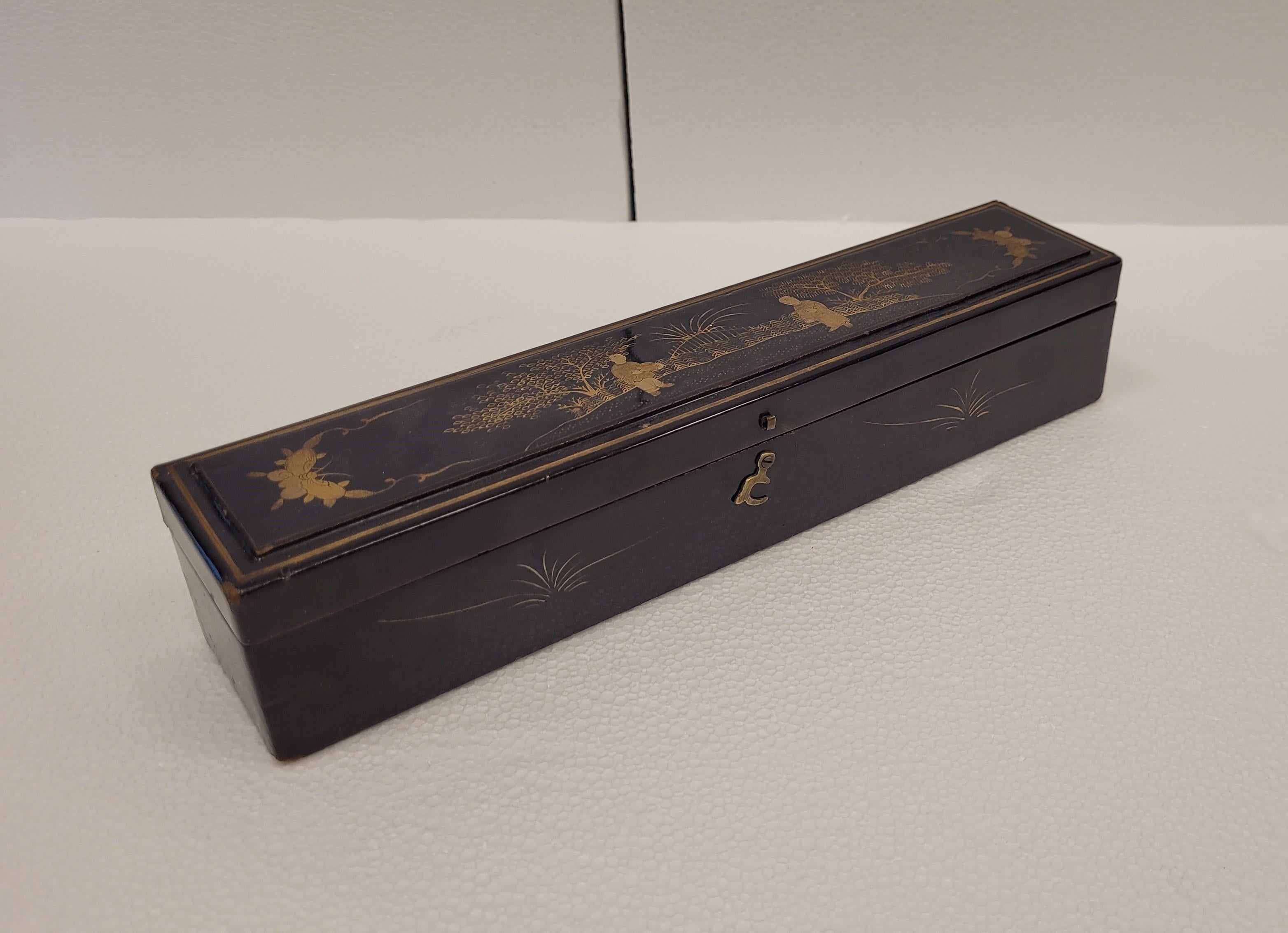 Chinese conchinoiseries box in black lacquered wood and silk interior
Exquisite and beautiful Chinese box in lacquered wood with gold chinoiseries representing different Chinese custom scenes.
Inside the box is lined with hand-painted silk
With a