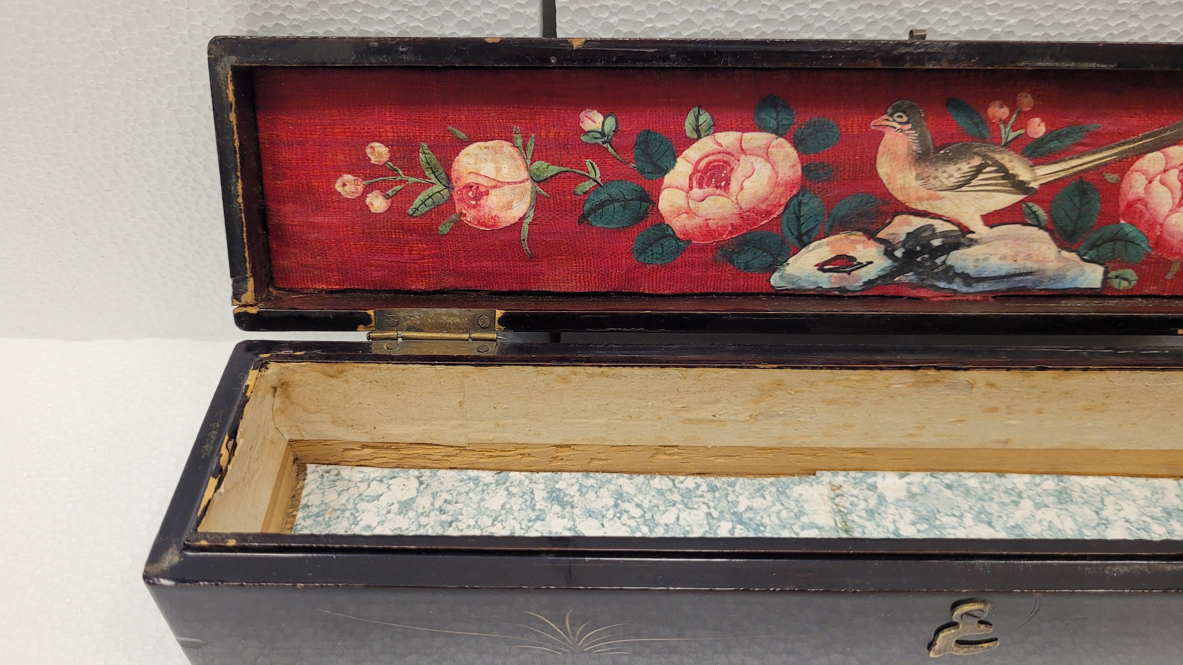 Chinese chinoiseries box in black lacquered wood and silk interior For Sale 15
