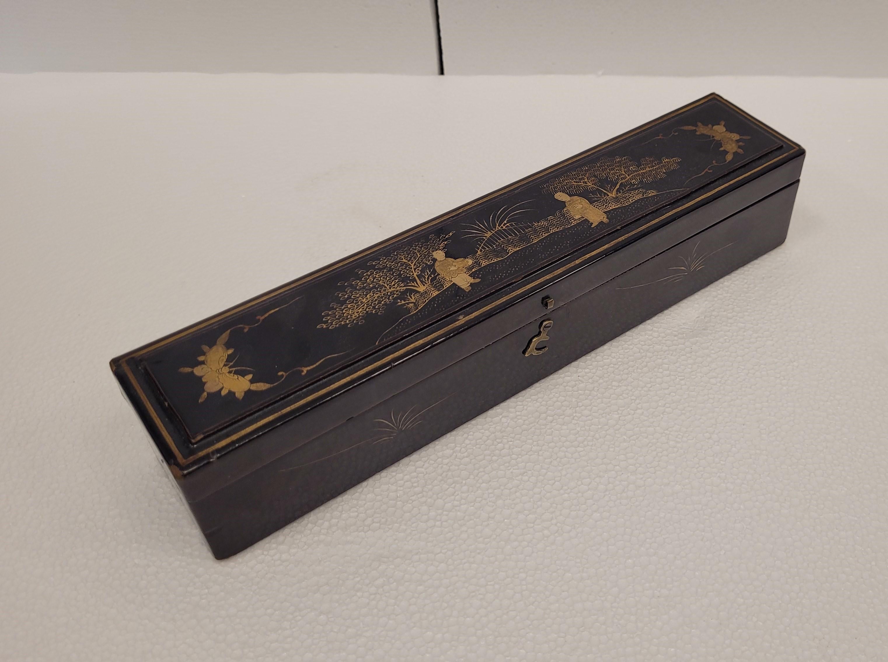 Chinesische chinesische Chinoiserie-Schachtel aus schwarz lackiertem Holz und Seide innen (Barock) im Angebot