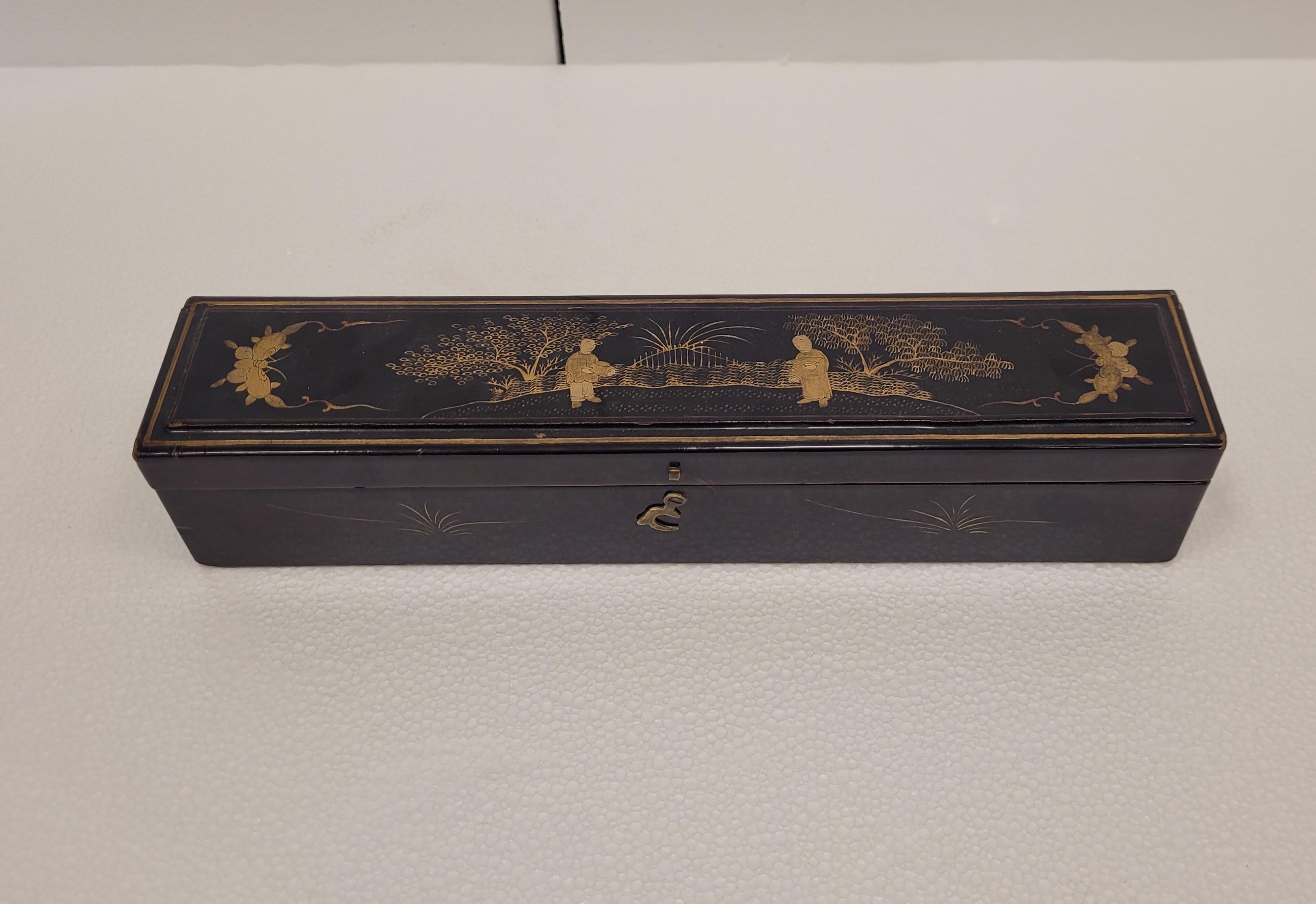 Chinese chinoiseries box in black lacquered wood and silk interior In Good Condition For Sale In VALLADOLID, ES
