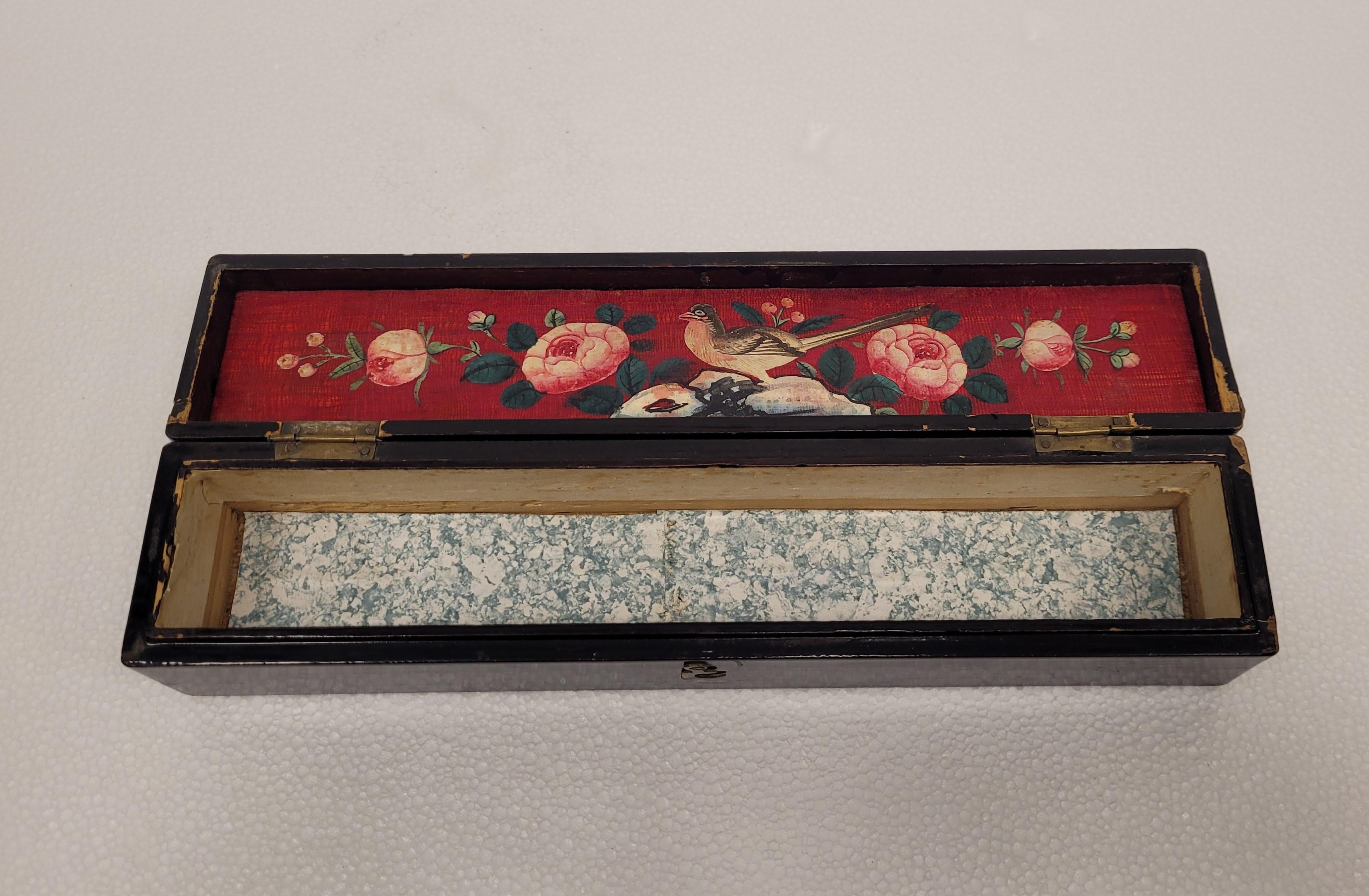 Chinesische chinesische Chinoiserie-Schachtel aus schwarz lackiertem Holz und Seide innen für Damen oder Herren im Angebot