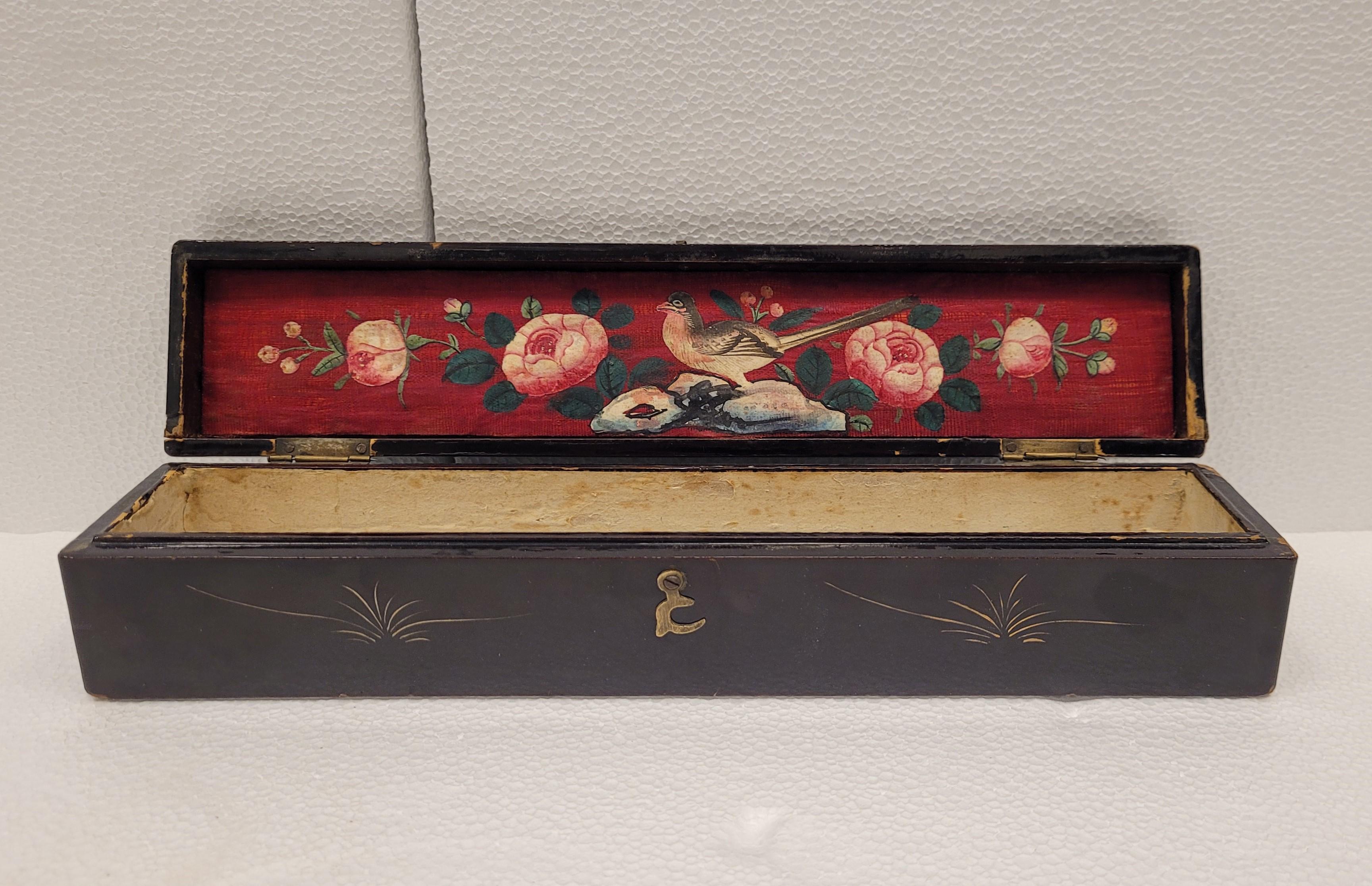 Chinese chinoiseries box in black lacquered wood and silk interior 2