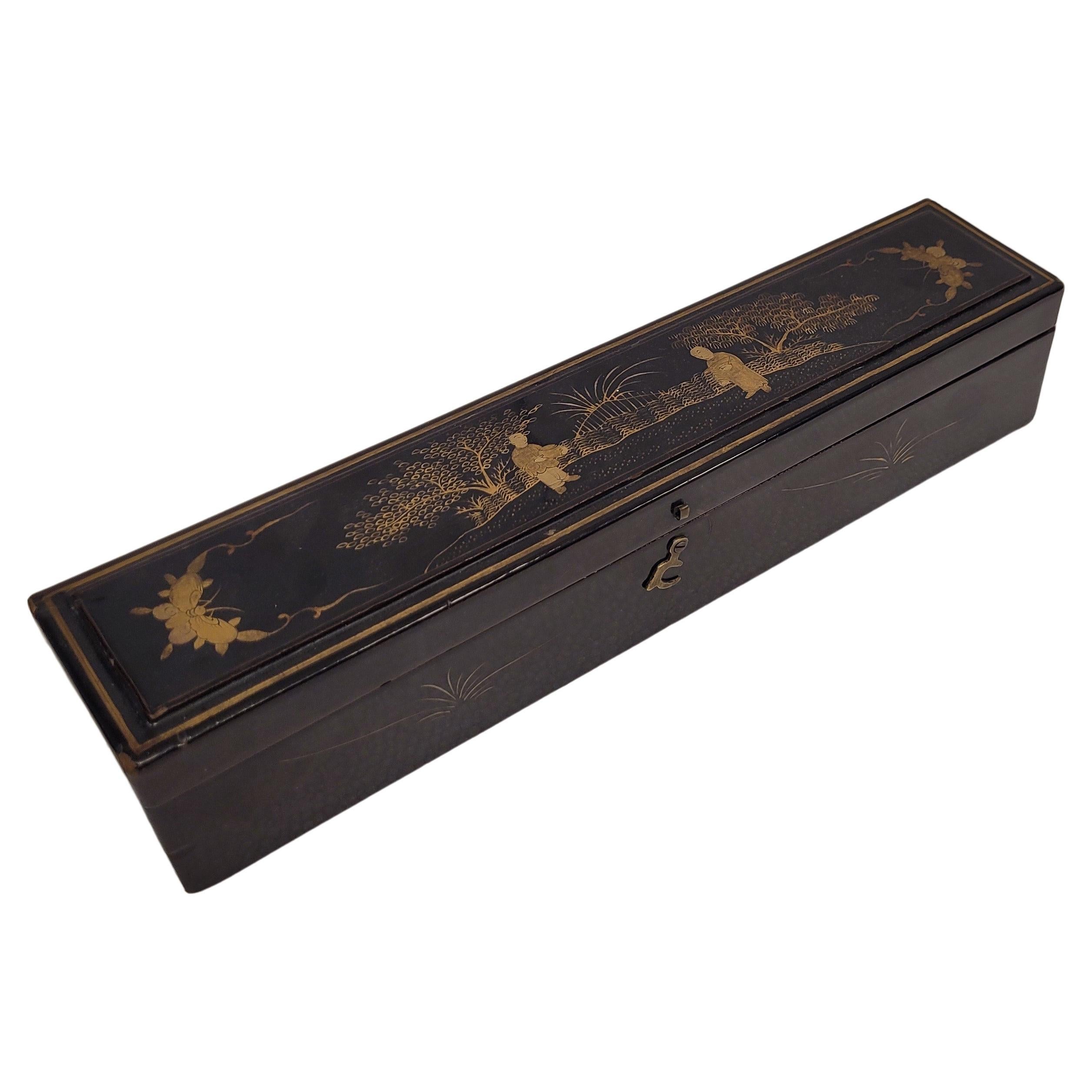 Chinesische chinesische Chinoiserie-Schachtel aus schwarz lackiertem Holz und Seide innen im Angebot