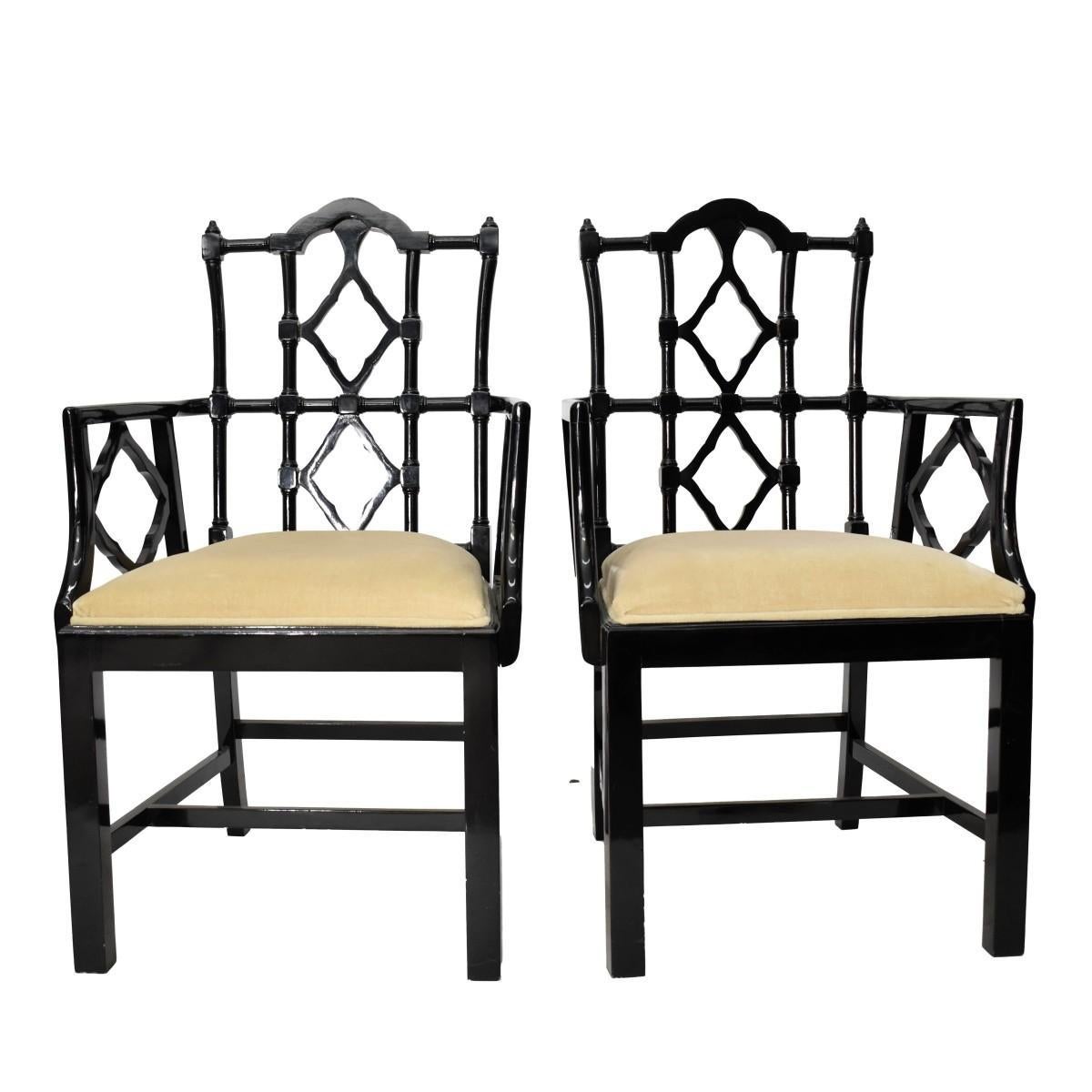 Due poltrone cinesi d'epoca in stile Chippendale con lacca nera e cuscini beige. Questo stile è una fusione tradizionale del design dei mobili Chippendale inglesi con influenze cinesi e asiatiche. Il Chippendale cinese è noto per i suoi elaborati
