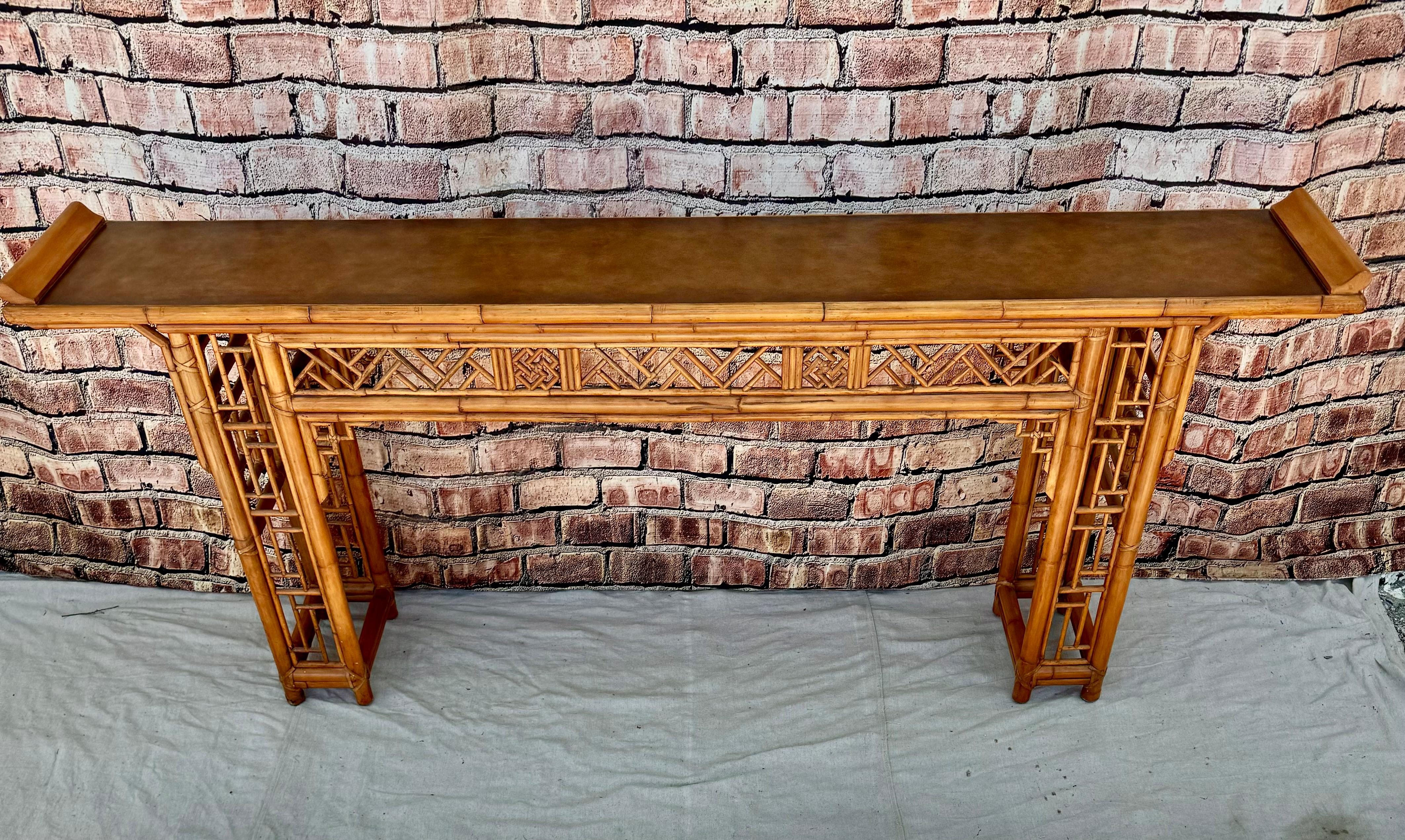 20ième siècle  Console Chippendale chinoise en bambou, table d'autel  en vente