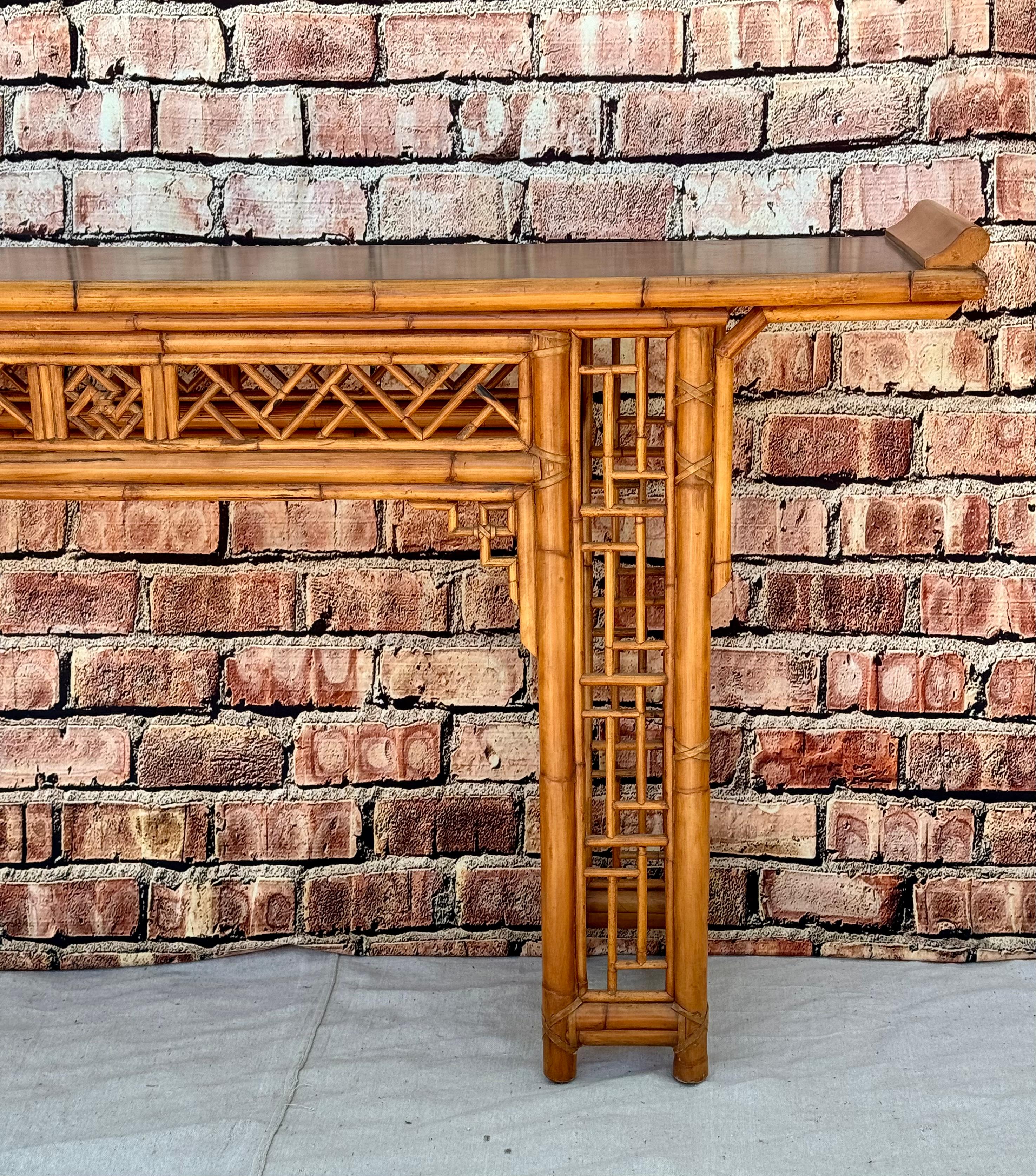 Bambou  Console Chippendale chinoise en bambou, table d'autel  en vente
