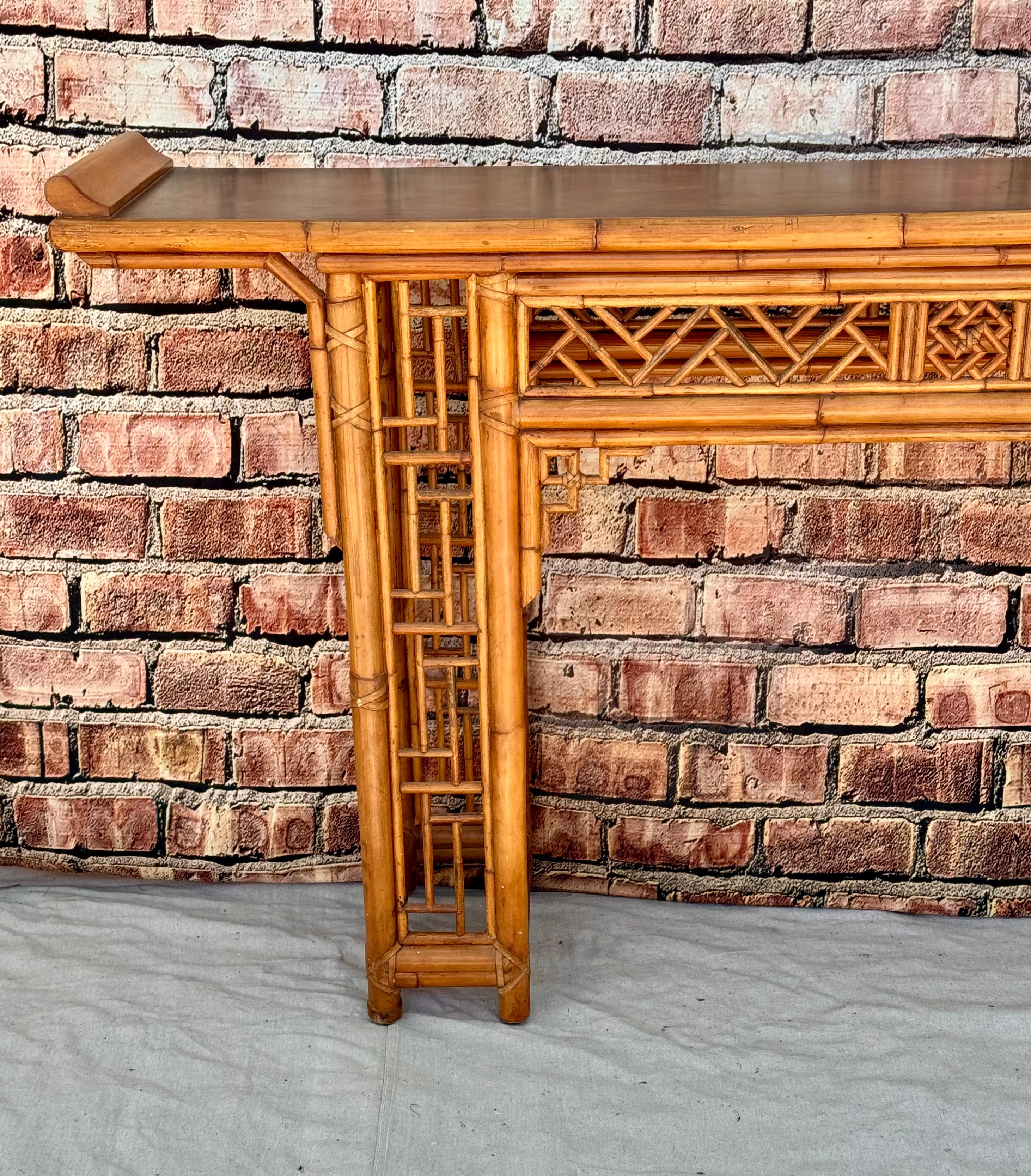  Console Chippendale chinoise en bambou, table d'autel  en vente 1