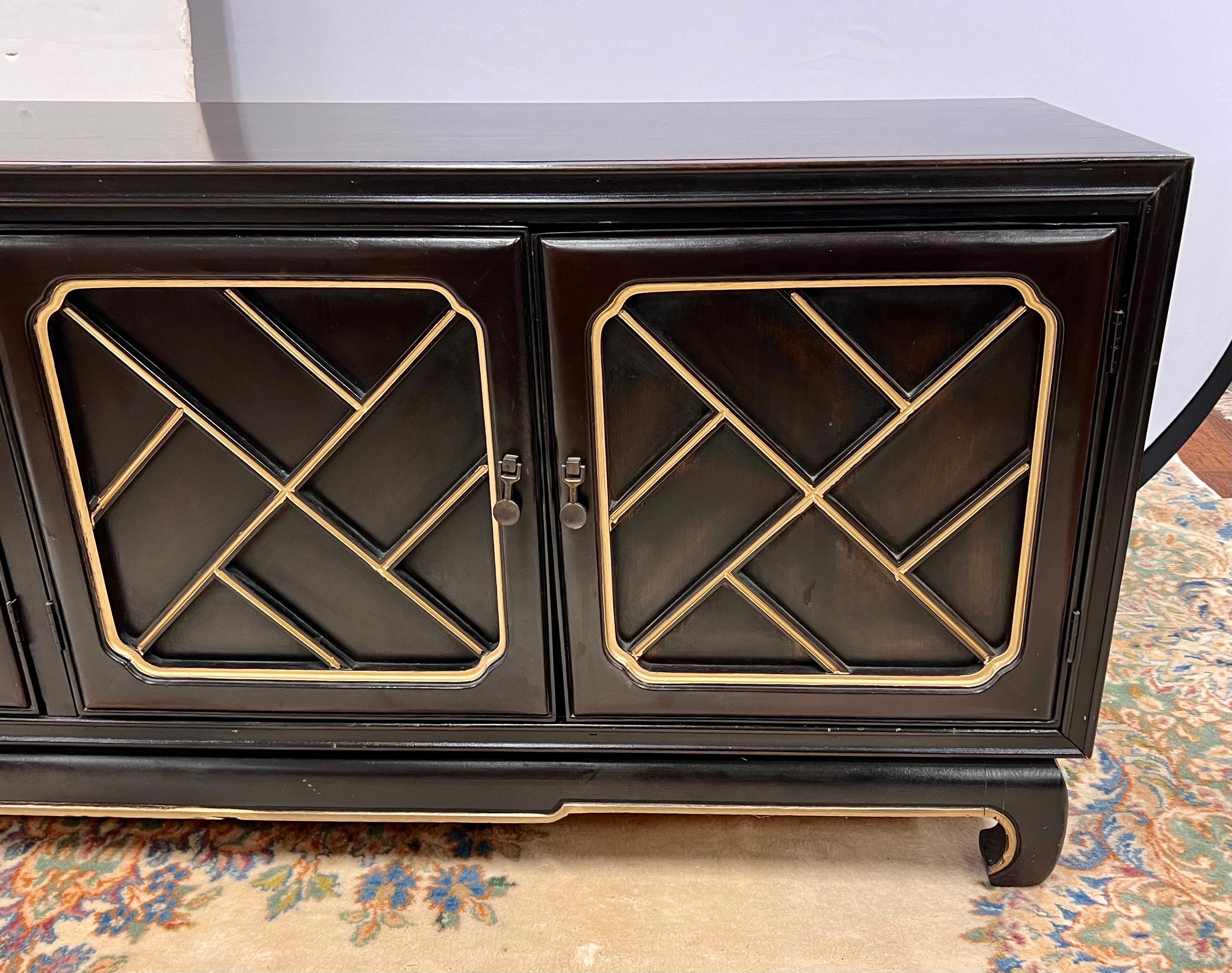 Chinoiserie Chinese Chippendale Black Lacquered and Gold Console Cabinet Credenza  For Sale