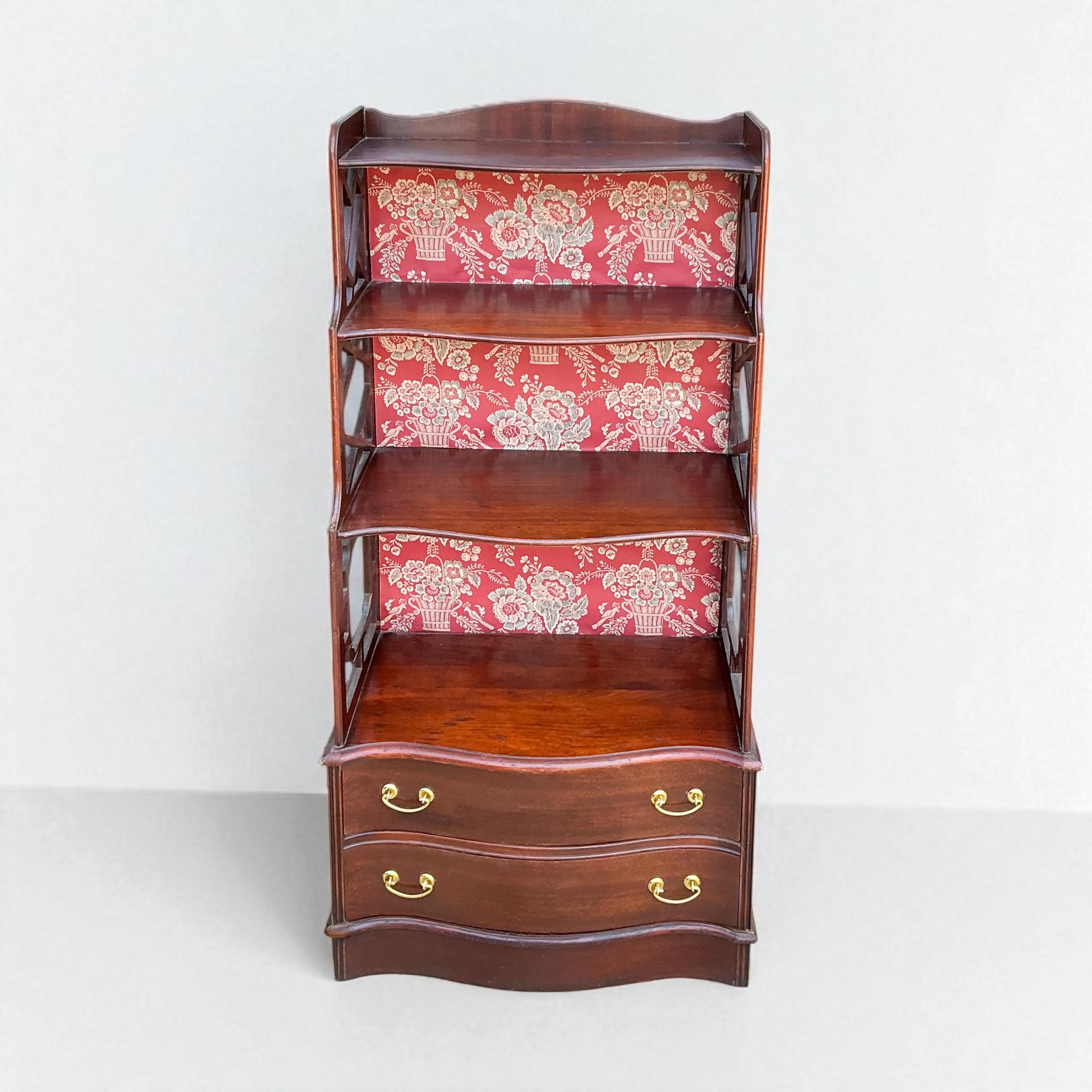 Chinesische Chippendale geschnitzt Mahagoni & Blumen Tapete ausgekleidet Bücherschrank / Regal (Chinese Chippendale) im Angebot