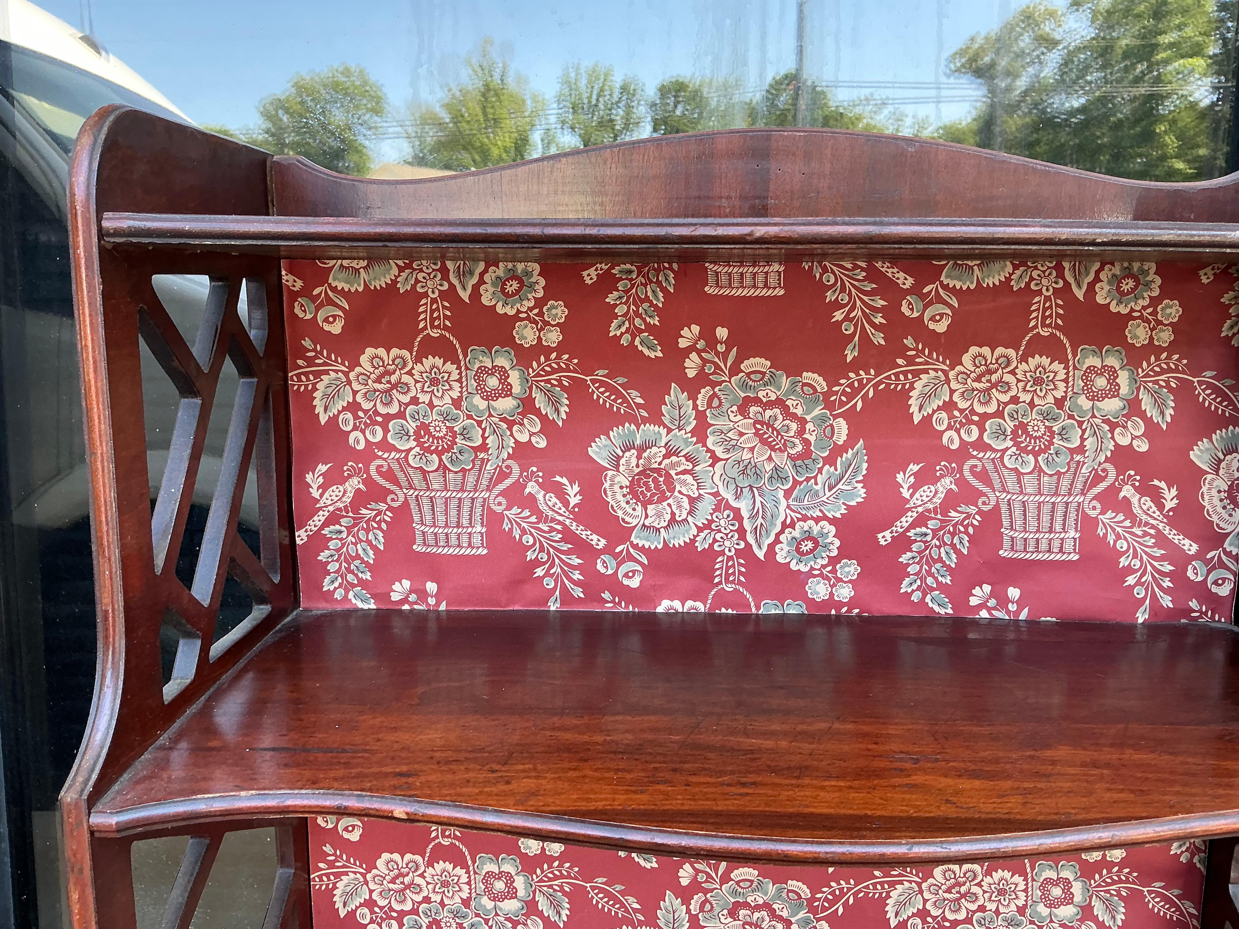 Chinesische Chippendale geschnitzt Mahagoni & Blumen Tapete ausgekleidet Bücherschrank / Regal (amerikanisch) im Angebot