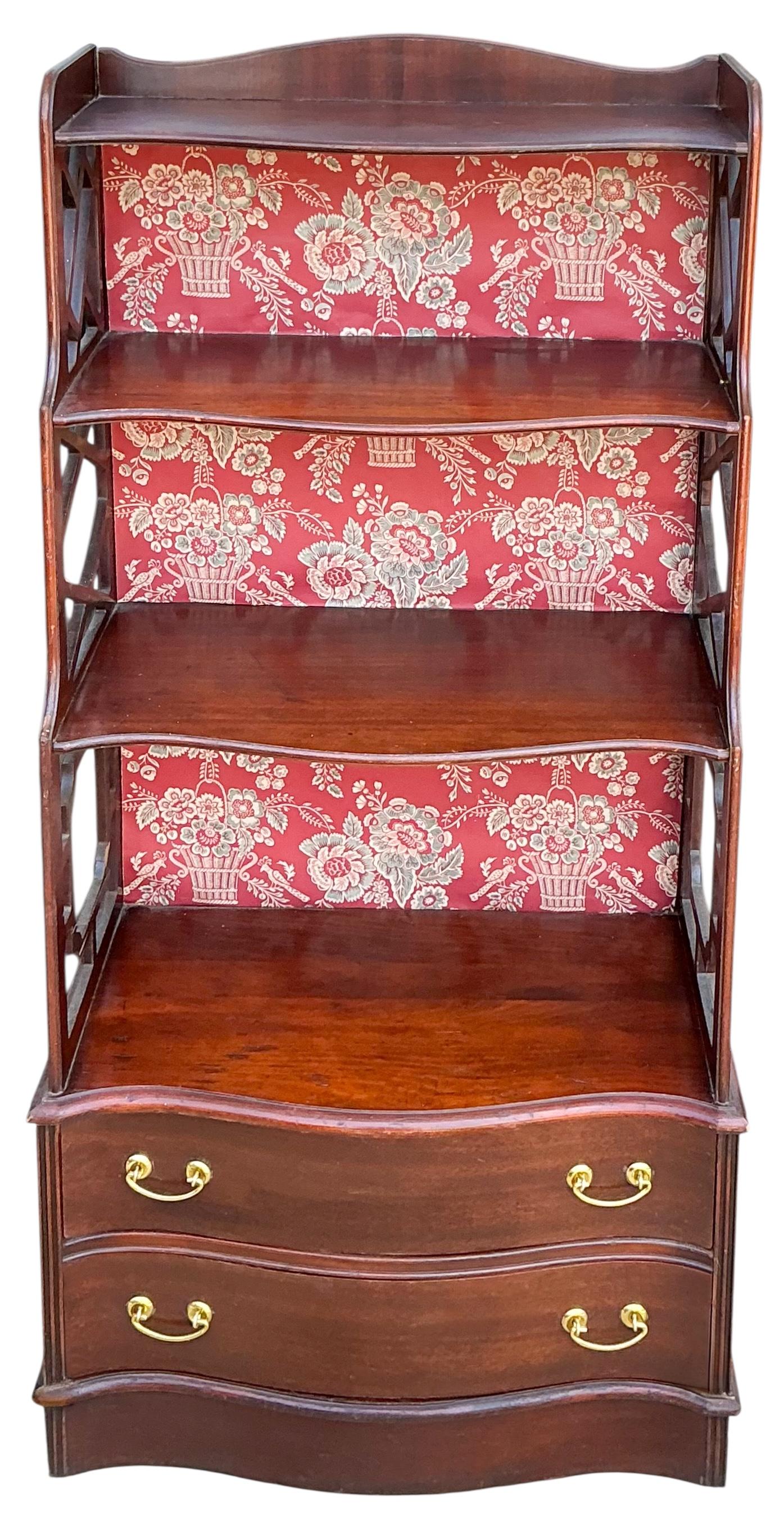 Chinesische Chippendale geschnitzt Mahagoni & Blumen Tapete ausgekleidet Bücherschrank / Regal im Zustand „Gut“ im Angebot in Kennesaw, GA