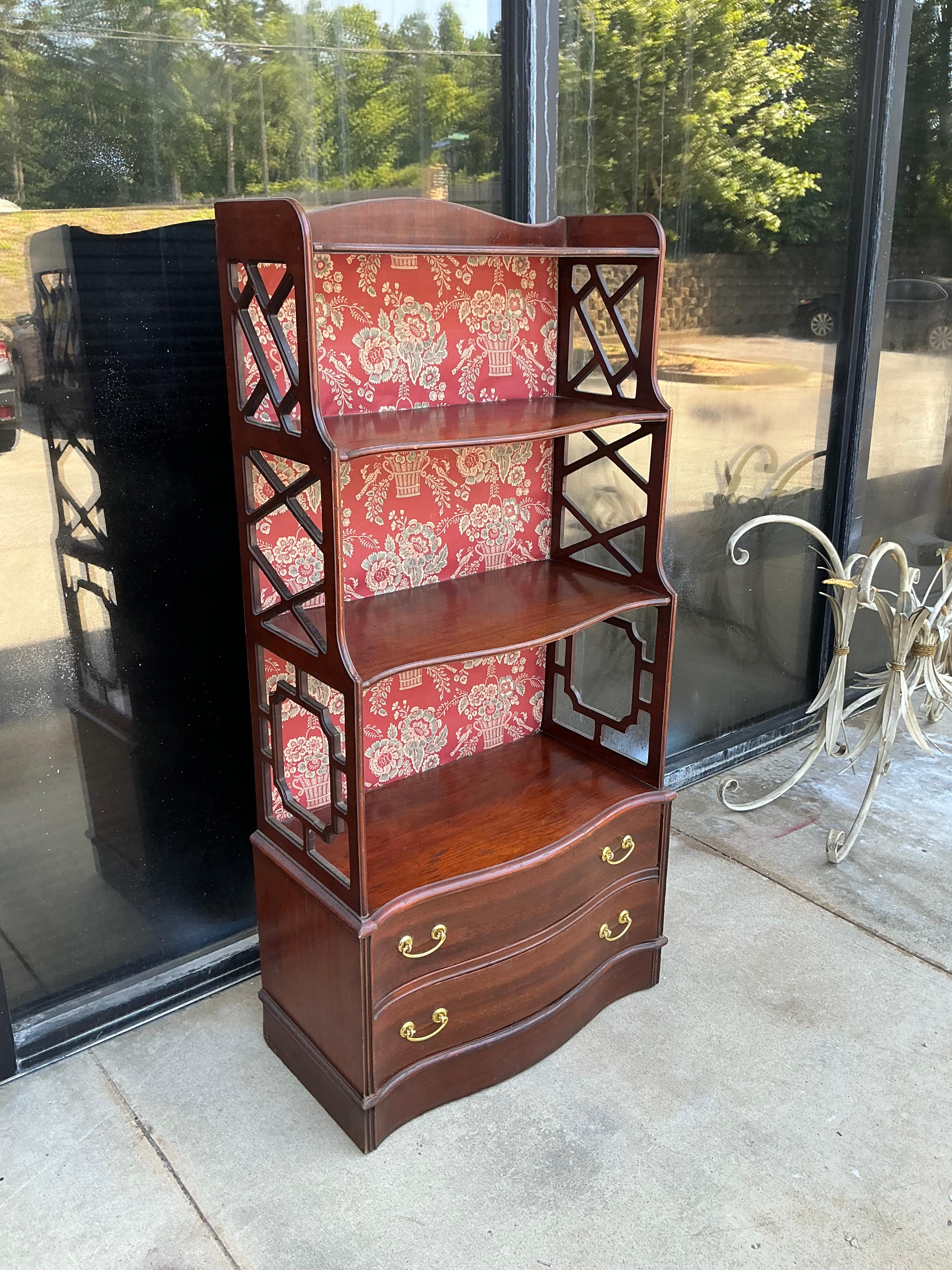 Chinesische Chippendale geschnitzt Mahagoni & Blumen Tapete ausgekleidet Bücherschrank / Regal (20. Jahrhundert) im Angebot