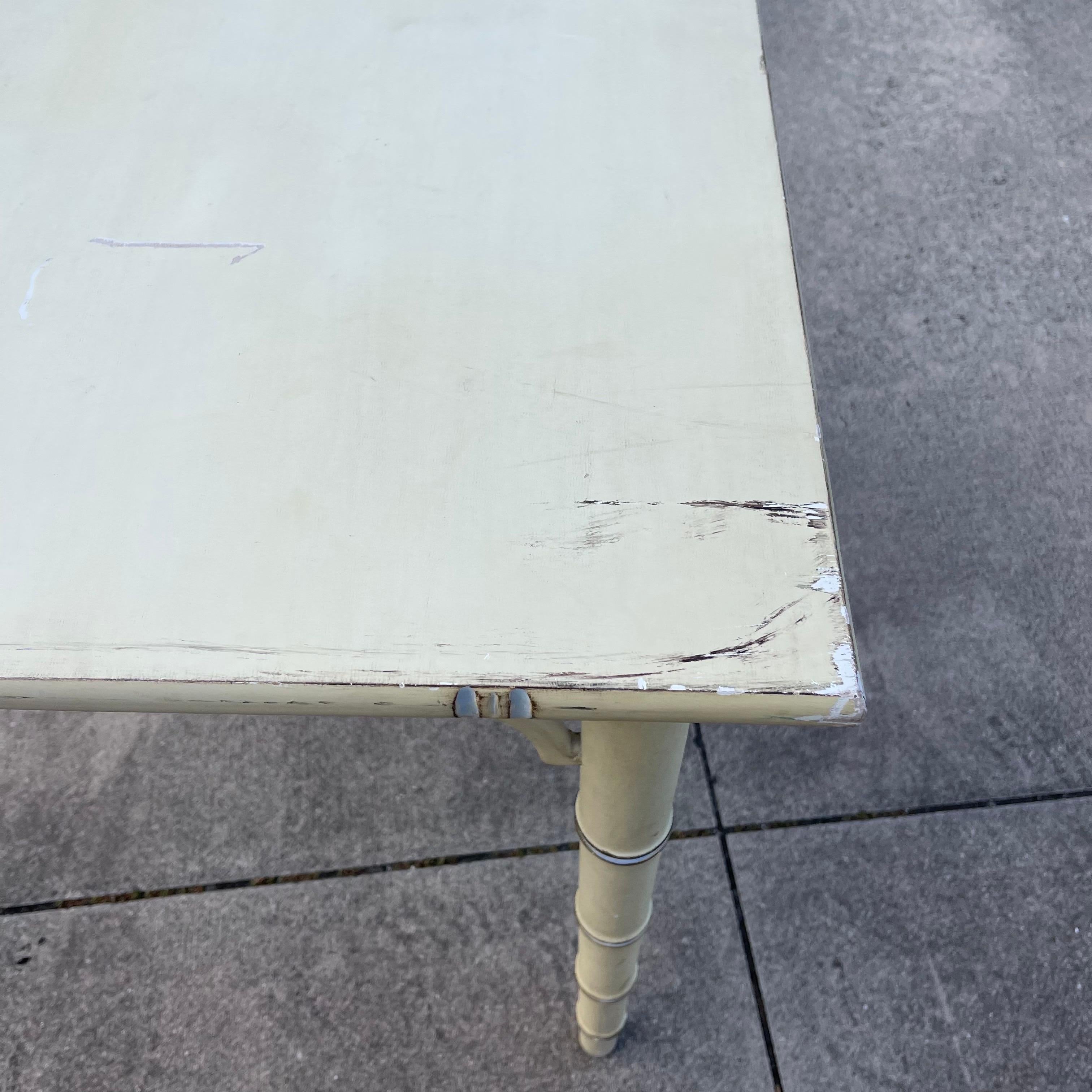 Chinesischer quadratischer Chippendale-Esstisch aus Kunstbambus mit Laubsägearbeiten, Bistro im Zustand „Starke Gebrauchsspuren“ in Jensen Beach, FL