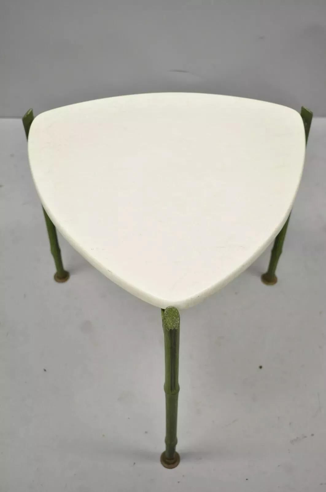 Table d'appoint vintage en faux bambou de style chinois Chippendale, trépied vert en aluminium pour médiator de guitare. Cet article se caractérise par des pieds en faux bambou en fonte d'aluminium, un plateau en fibre de verre tressée en forme de