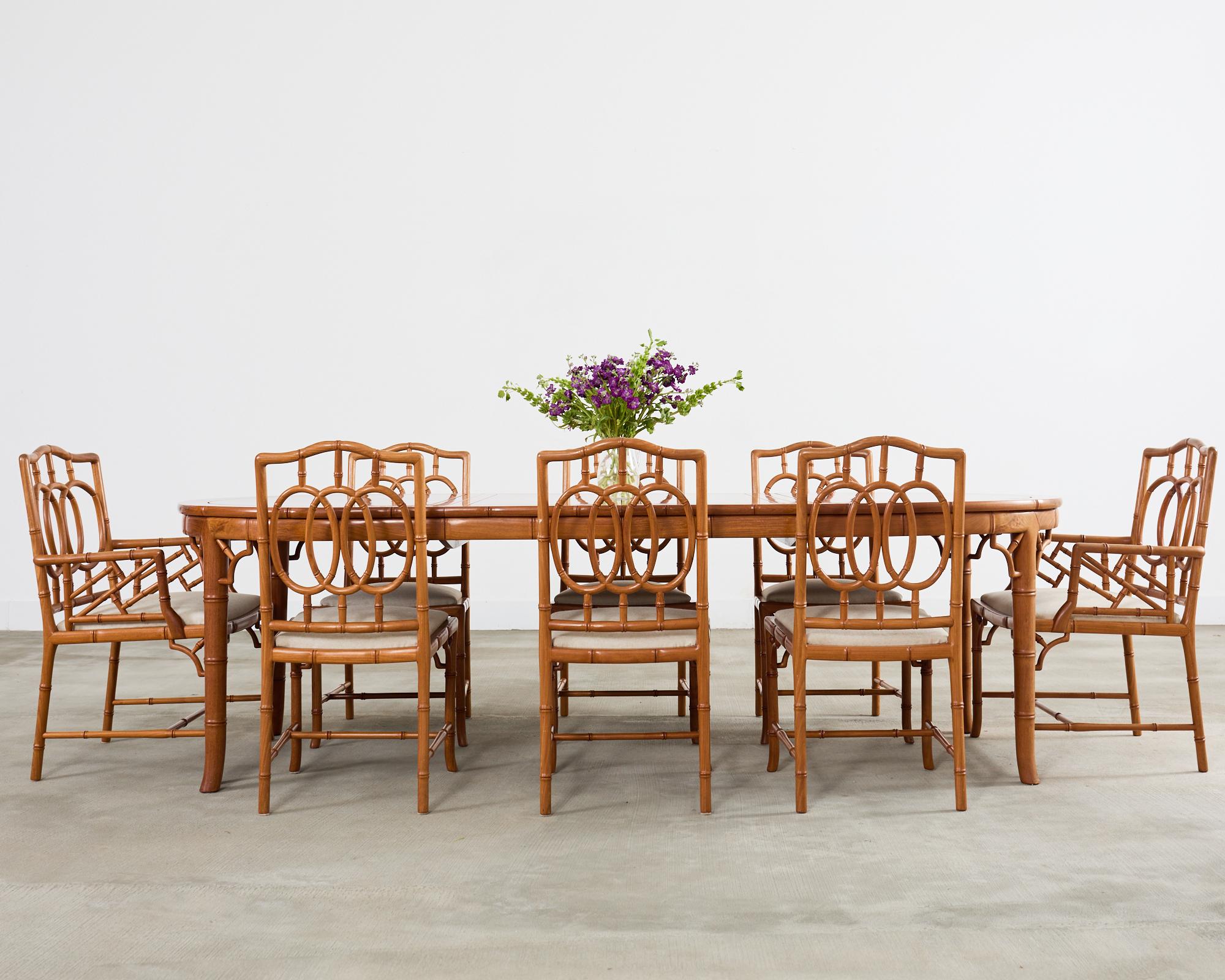Magnifique table de salle à manger à rallonge en bois dur sculpté avec deux allonges. La grande table est fabriquée à partir de bois durs rayonnants, probablement de l'orme. La table mesure 101,5 pouces de long avec deux allonges de 18 pouces. La