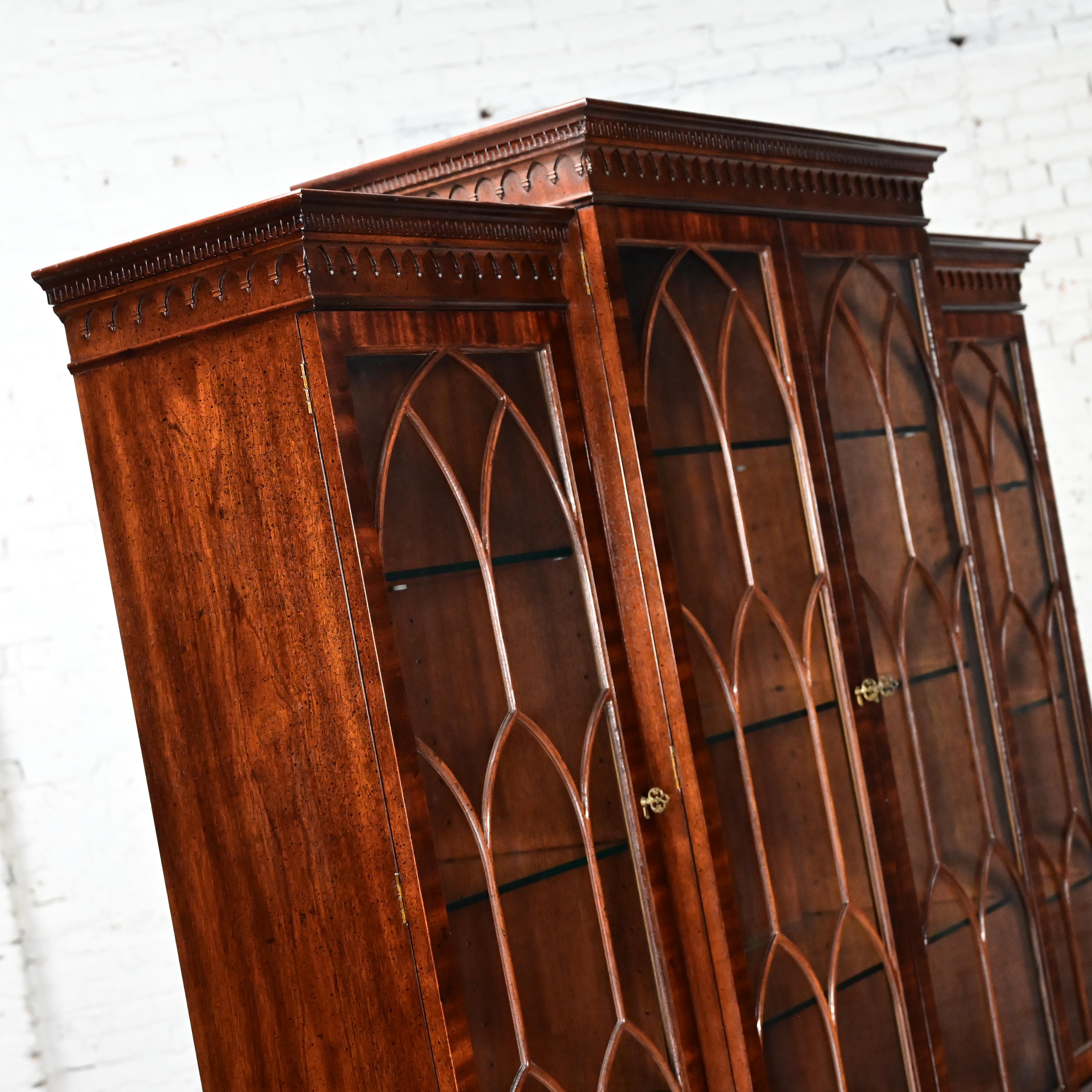 Chinese Chippendale Henredon Mahogany Finished Breakfront Lighted Cabinet 3