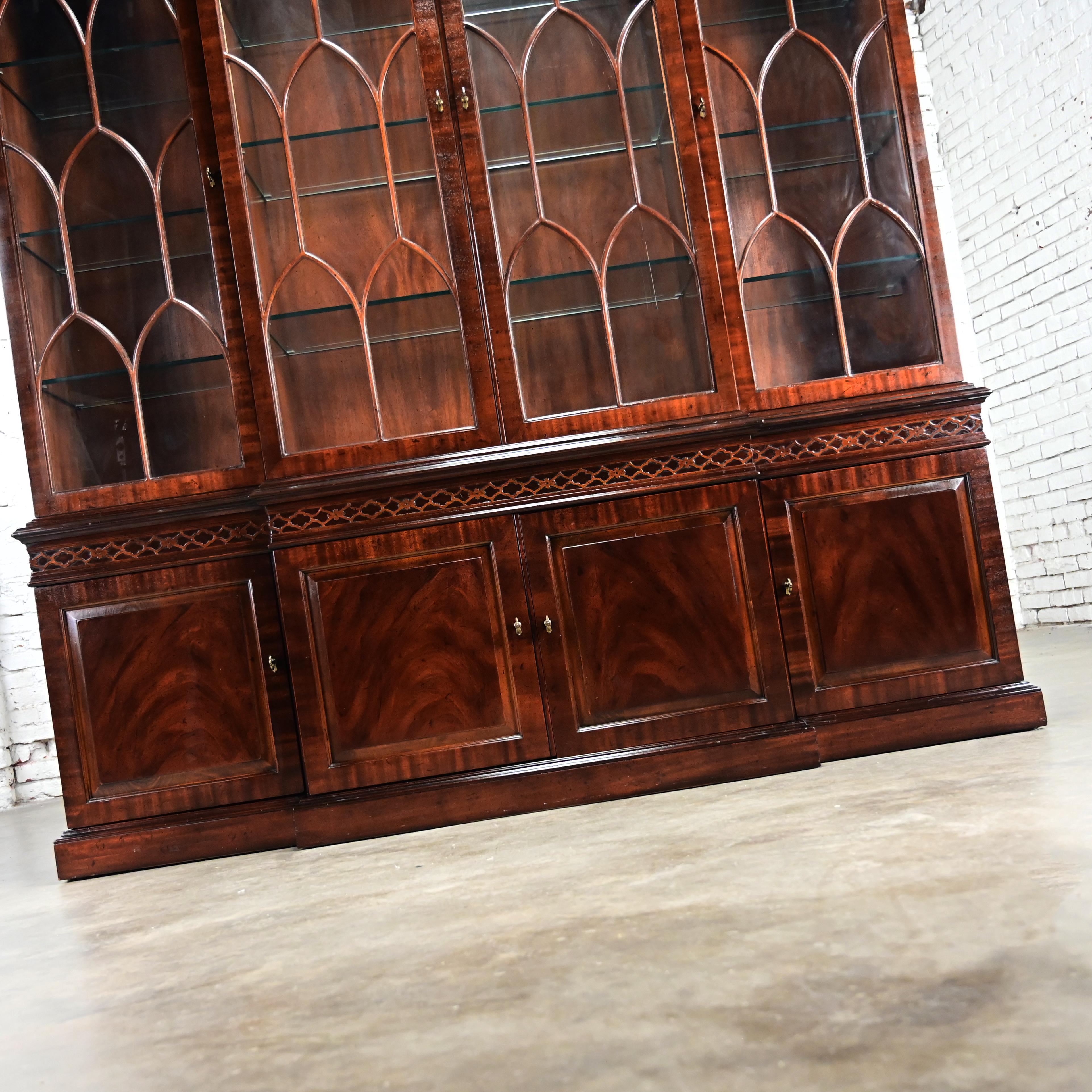 Chinese Chippendale Henredon Mahogany Finished Breakfront Lighted Cabinet 4