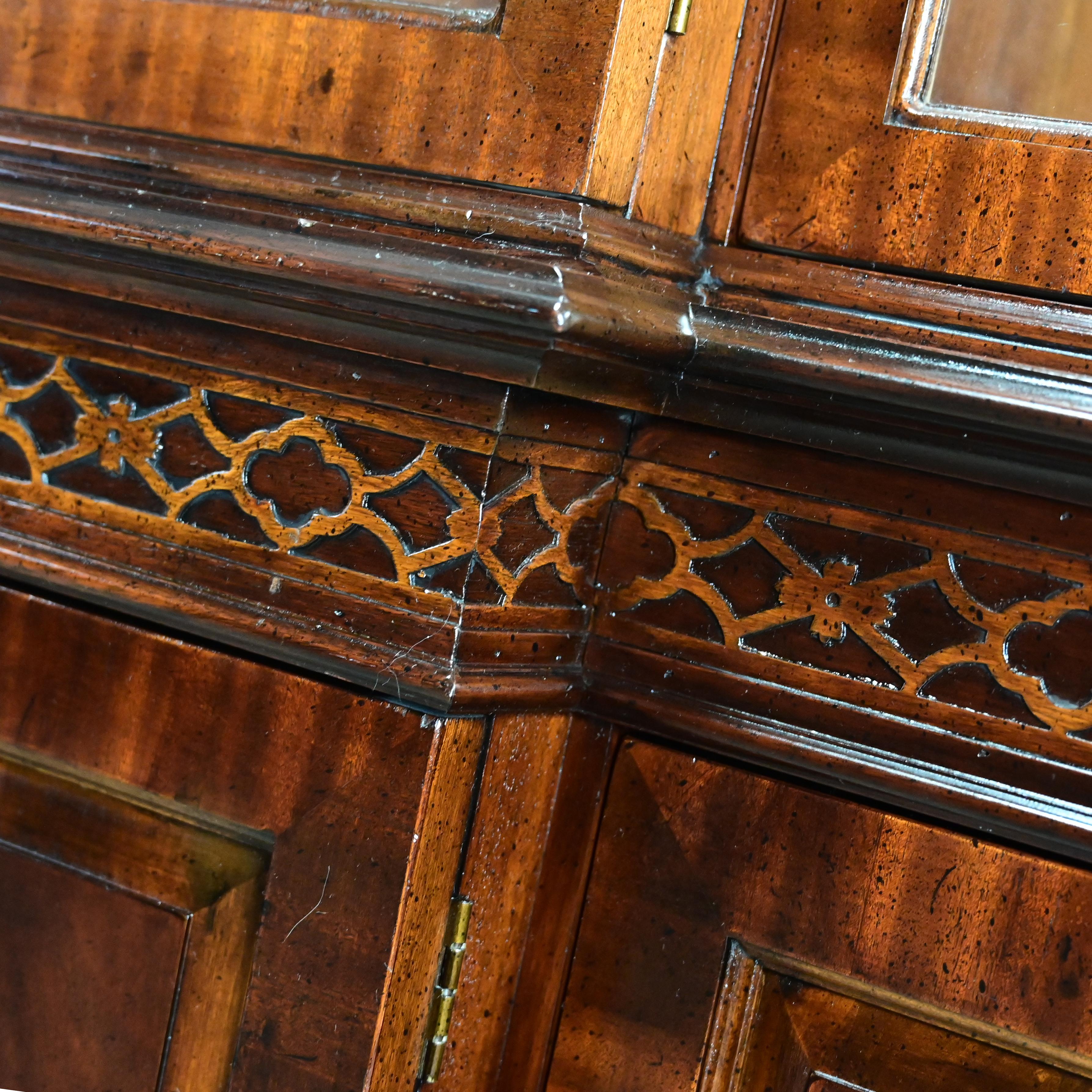 Chinese Chippendale Henredon Mahogany Finished Breakfront Lighted Cabinet 5