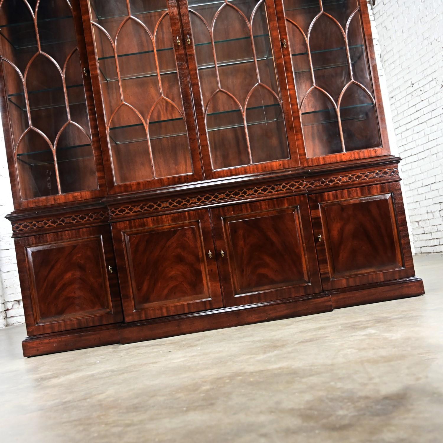 Armadio Chippendale cinese Henredon in mogano rifinito a strappo illuminato in vendita 6