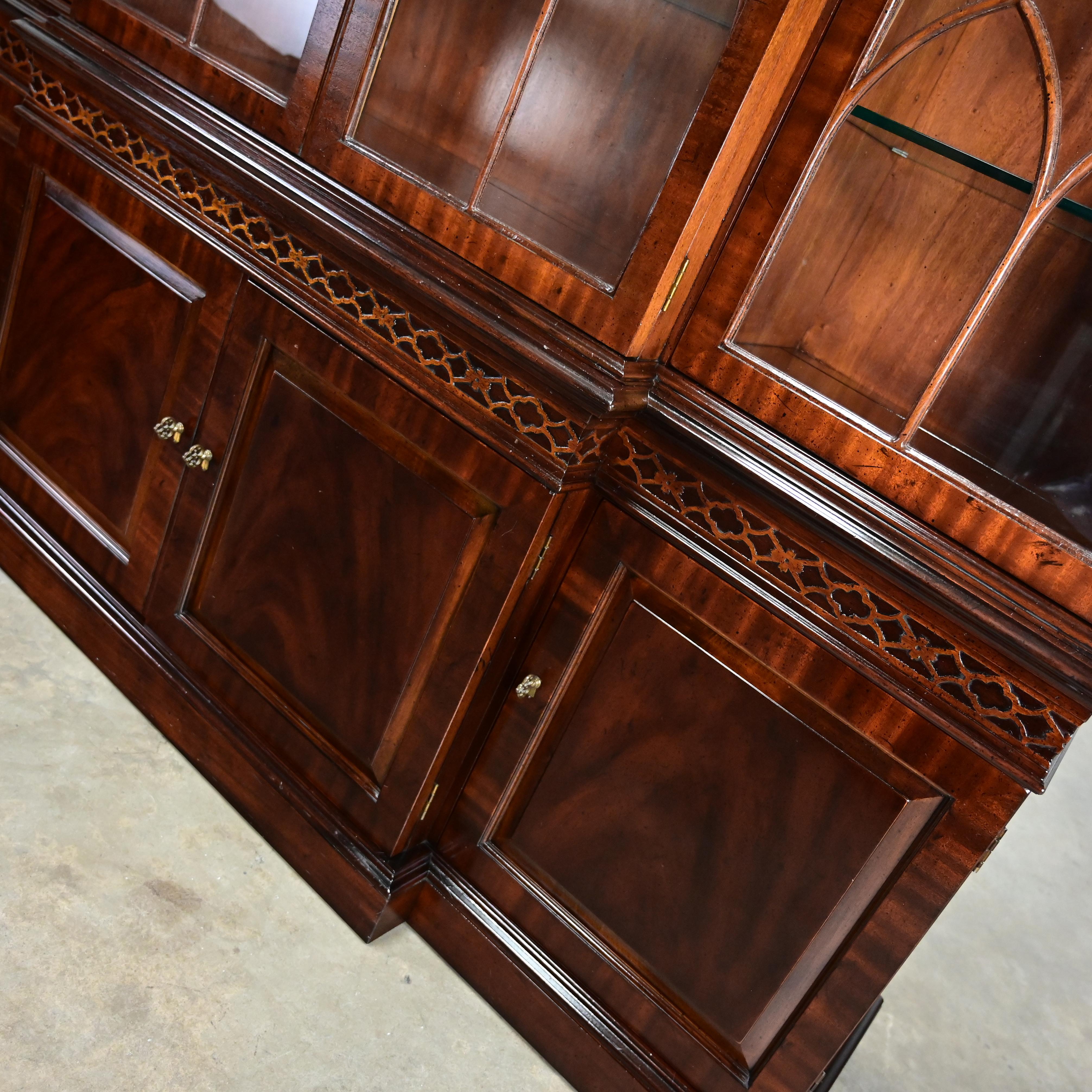 Chinese Chippendale Henredon Mahogany Finished Breakfront Lighted Cabinet 6