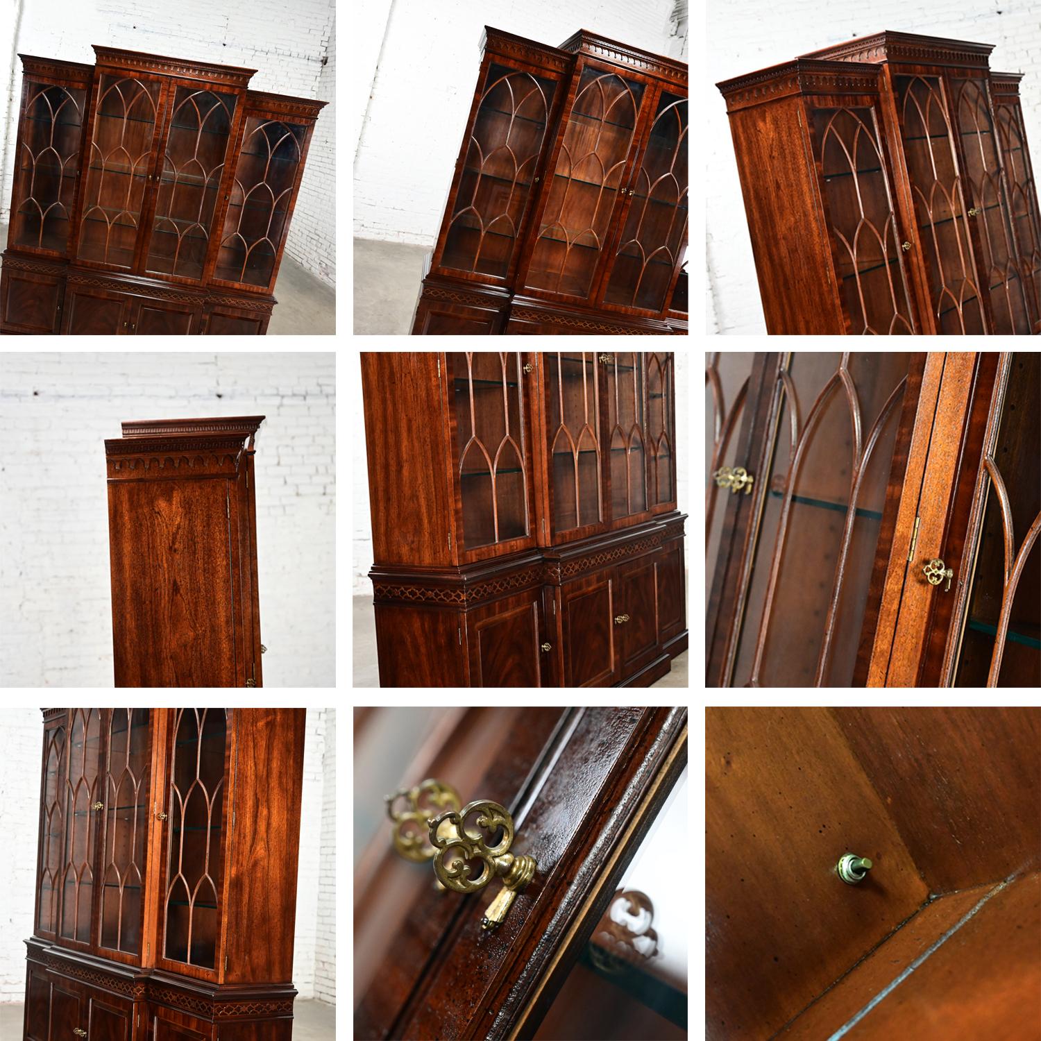 Chinese Chippendale Henredon Mahogany Finished Breakfront Lighted Cabinet 7