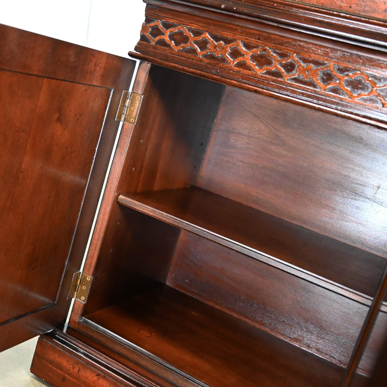 Armadio Chippendale cinese Henredon in mogano rifinito a strappo illuminato in vendita 8