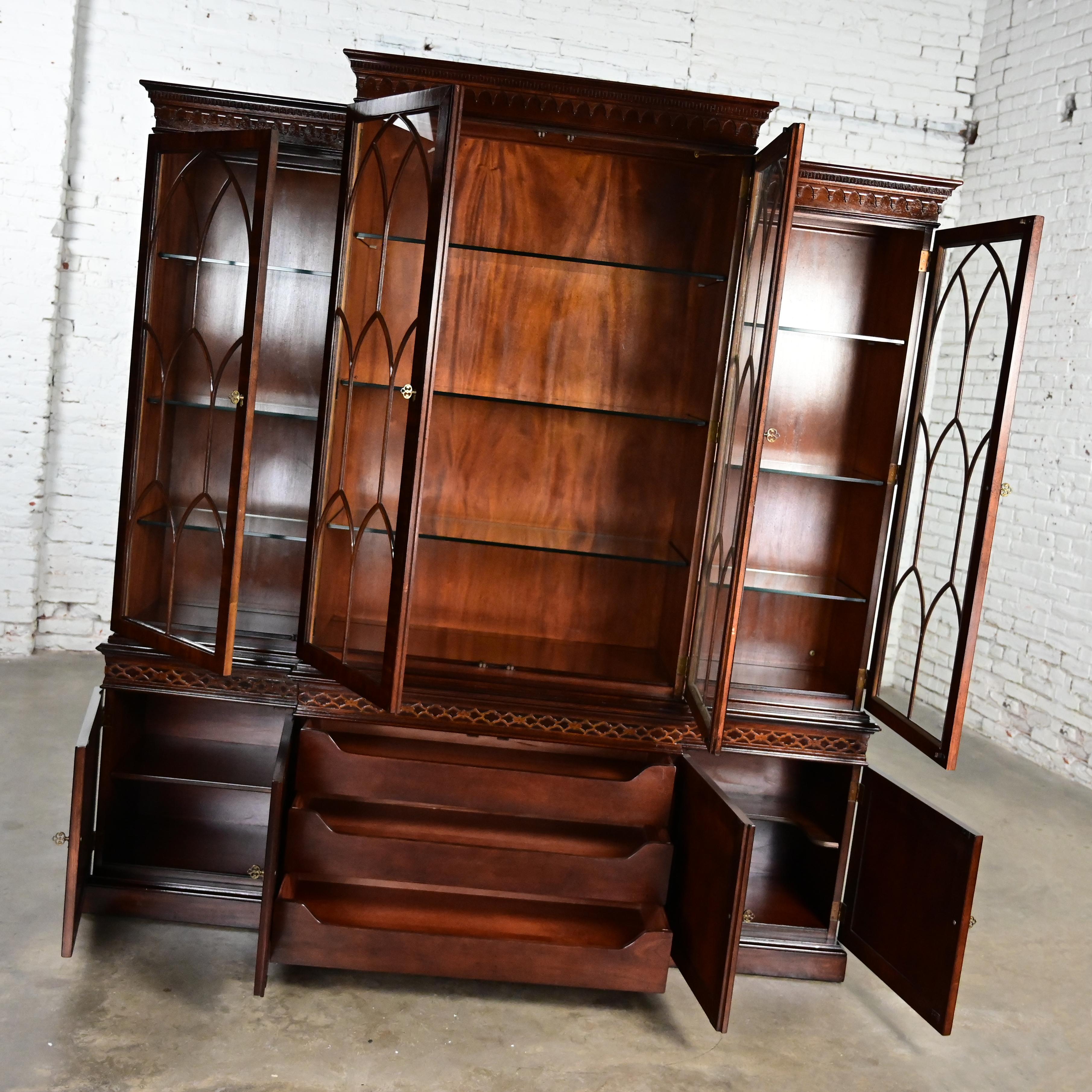 Chinese Chippendale Henredon Mahogany Finished Breakfront Lighted Cabinet 8