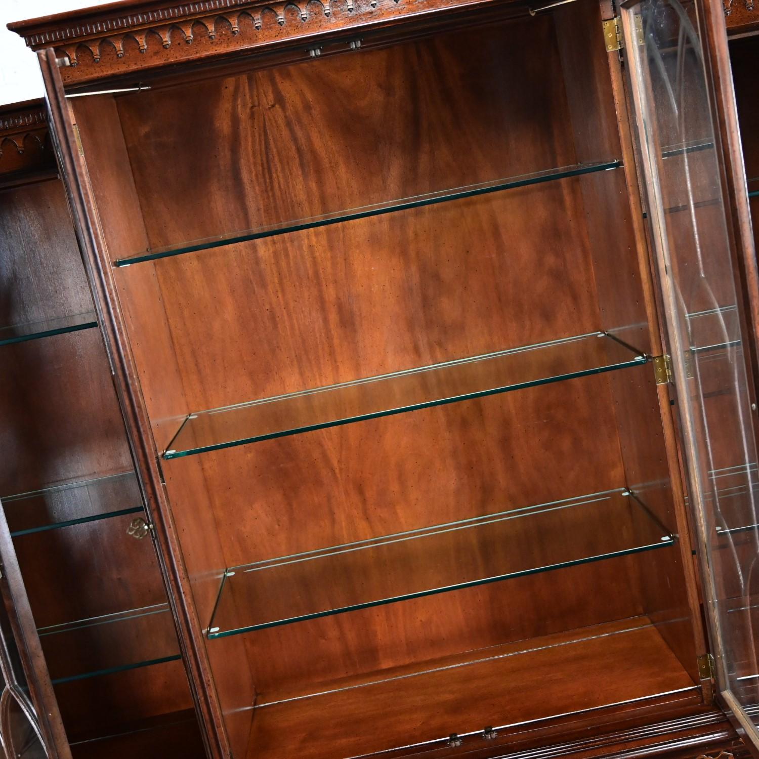 Armadio Chippendale cinese Henredon in mogano rifinito a strappo illuminato in vendita 9