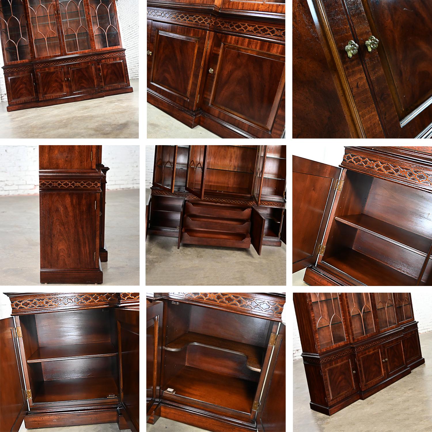 Chinese Chippendale Henredon Mahogany Finished Breakfront Lighted Cabinet 9