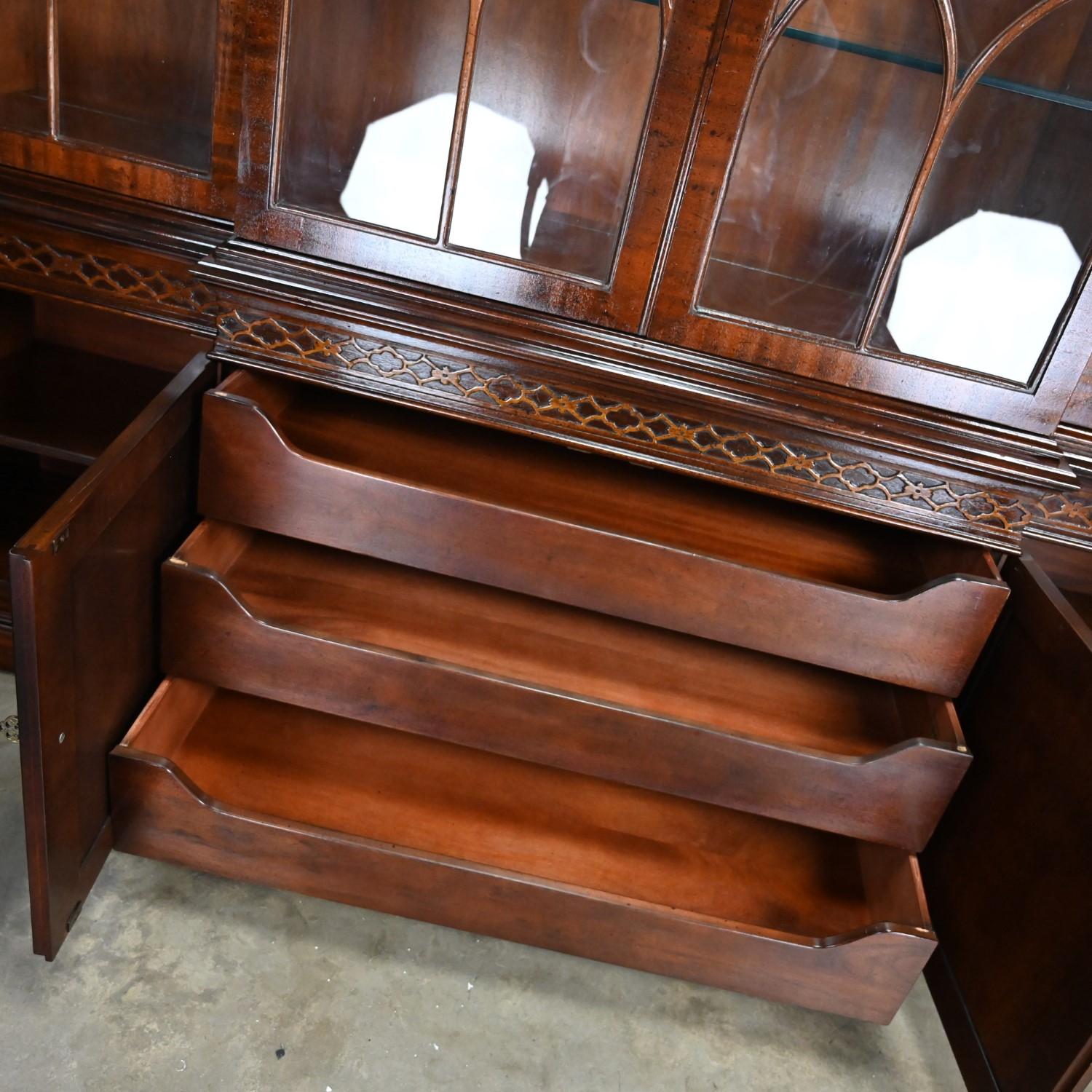 Armadio Chippendale cinese Henredon in mogano rifinito a strappo illuminato in vendita 10