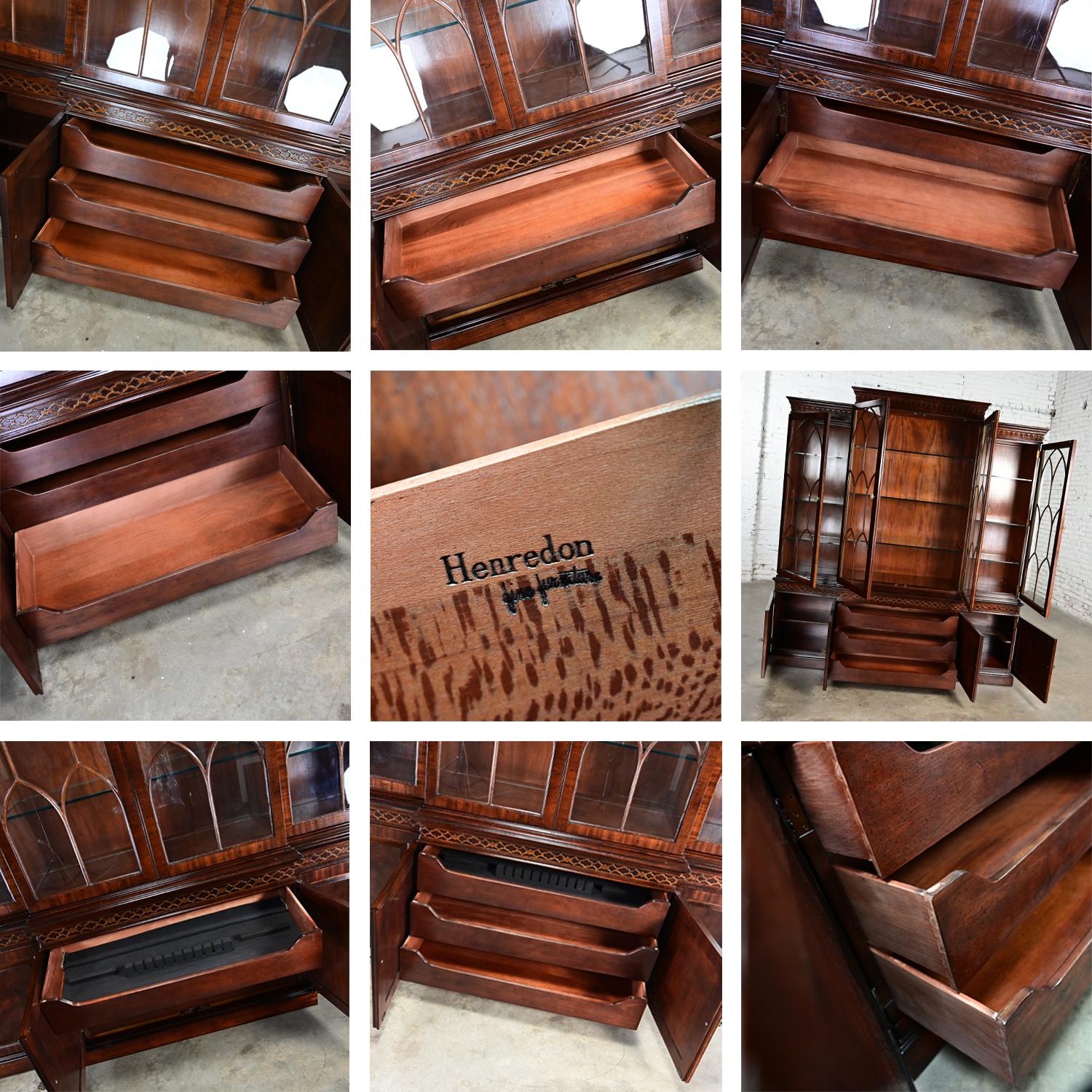 Chinese Chippendale Henredon Mahogany Finished Breakfront Lighted Cabinet 10