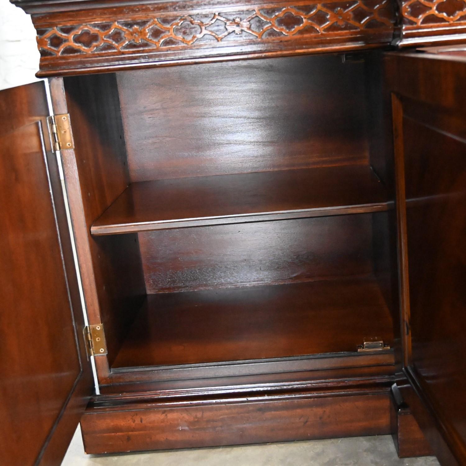 Armadio Chippendale cinese Henredon in mogano rifinito a strappo illuminato in vendita 11