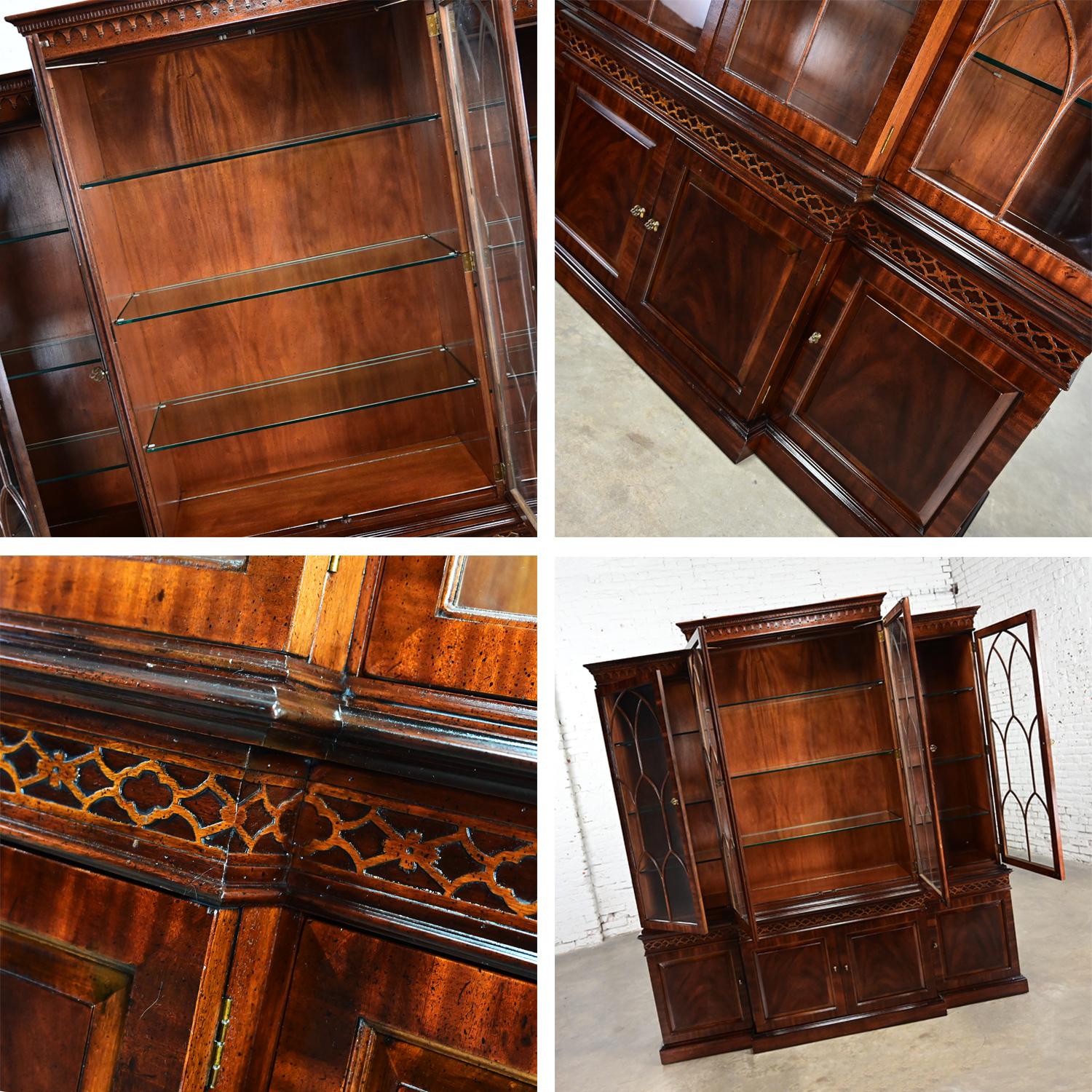 Chinese Chippendale Henredon Mahogany Finished Breakfront Lighted Cabinet 11